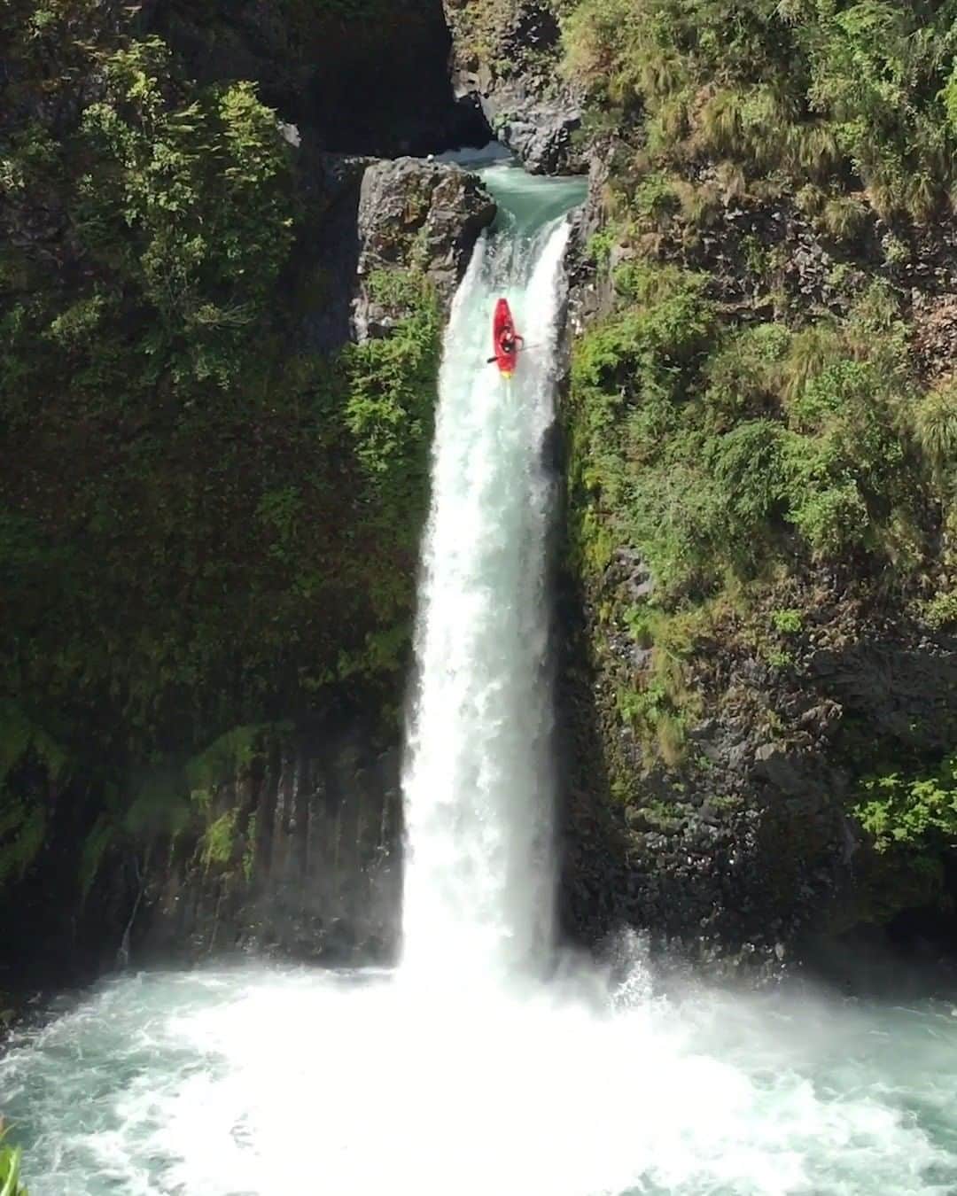レッドブルのインスタグラム：「haters will say it's CGI, @aniolserrasolses will tell you it's not 😉 . 🎥: @asierfilms #80footdrop #redbull #givesyouwings #kayak #waterfall #chile」