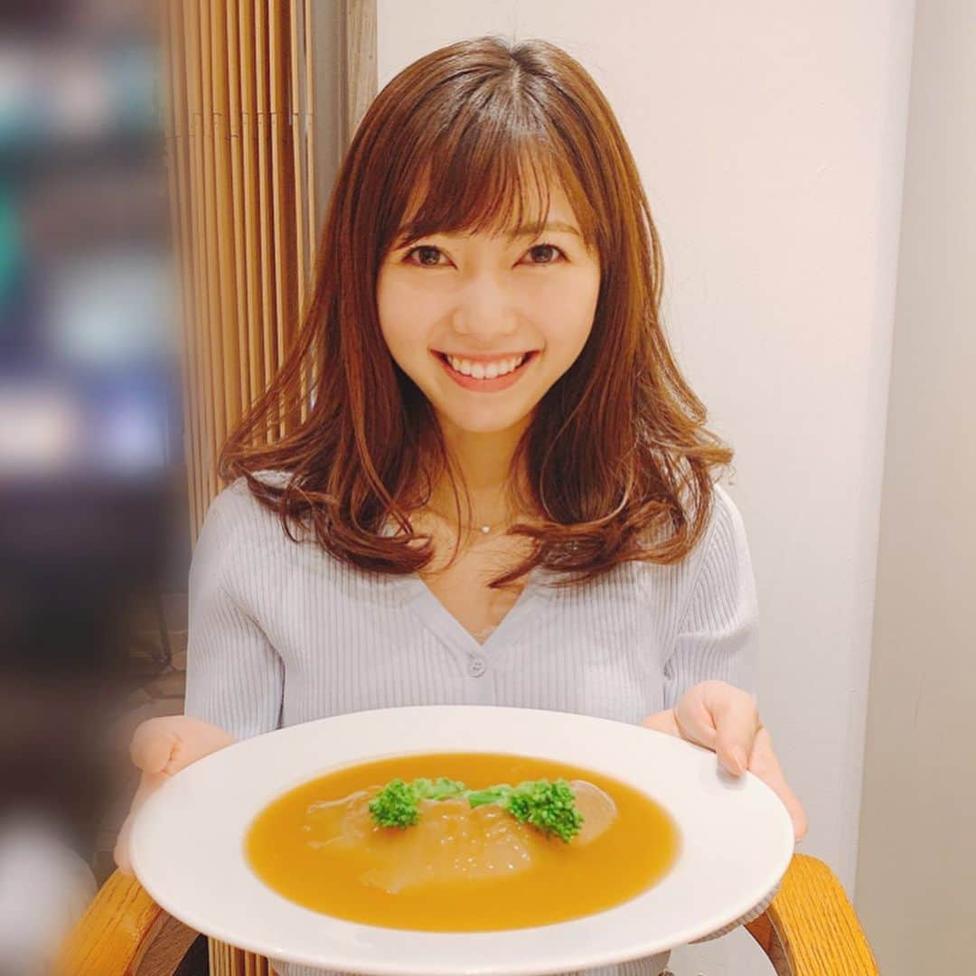 川又智菜美のインスタグラム：「#過去pic & #双子たまご 😆﻿ ﻿ この間の冬あたりに撮った写真です😊﻿ 大きなフカヒレを目の前に﻿ はしゃいでおります😂﻿ ﻿ お家ごはんもつくるの楽しいし﻿ うまくできたら嬉しいですが、﻿ 外食でしか食べられないものもあり﻿ 感動してつい撮った写真などをみると﻿ あぁ、外食もしたいなぁなんて思います💭﻿ ﻿ ﻿ そして3枚目の写真✨﻿ この間、パンケーキをつくろうと﻿ 卵をわると双子たまごでした🥚💕﻿ ﻿ 人生初だったのでびっくりと共に﻿ 幸せな気持ちになりましたよ😍﻿ ﻿ 小さな幸せ、シェアさせていただきます❣️笑﻿ ﻿ #セントフォース #アナウンサー #川又智菜美﻿ #おうち時間 #stayhome #おうちご飯﻿ #パンケーキ 成功でした🥞」