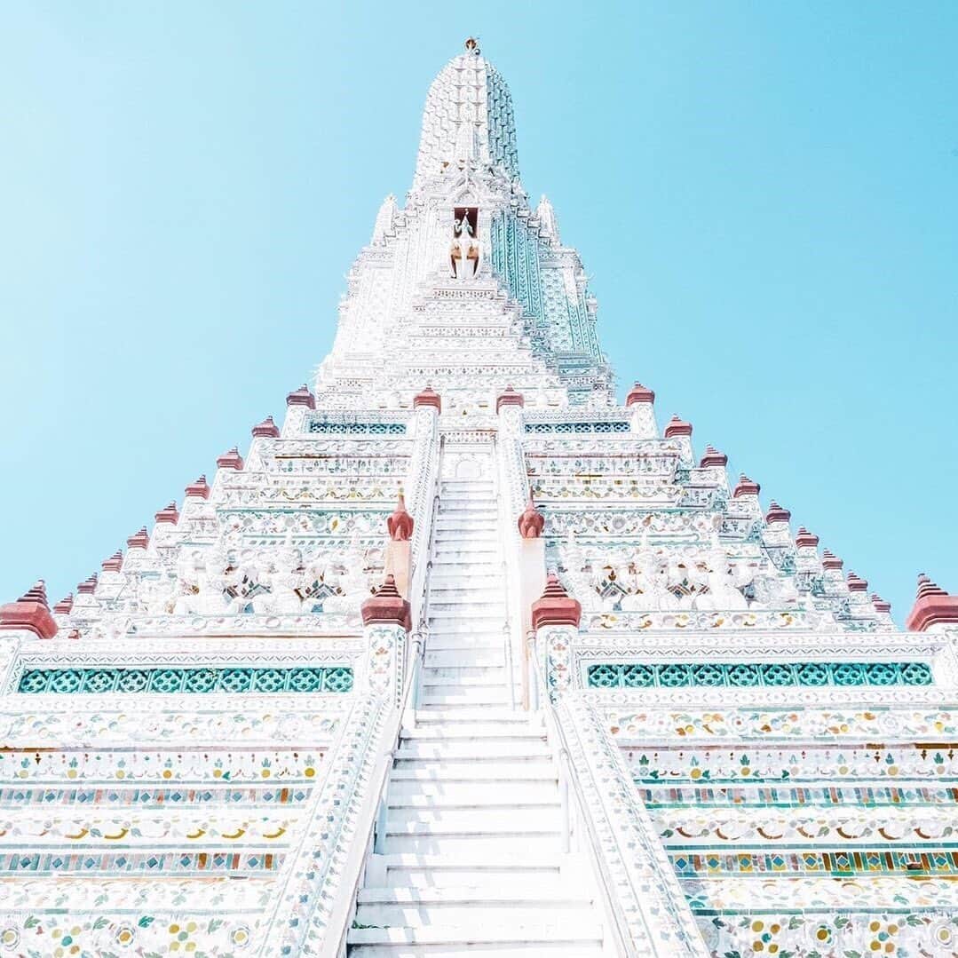 大人のニキビにルナメアACさんのインスタグラム写真 - (大人のニキビにルナメアACInstagram)「▼【自宅で過ごす時間も楽しむ】﻿ ﻿ タイの首都、バンコクの観光スポット「ワット・アルン」﻿ 別名"暁の寺"とも呼ばれる、タイを代表する寺院の一つです。﻿ ﻿ 巨大な仏塔を囲うように4つの仏塔が並ぶ姿は圧巻。﻿ チャオプラヤ川という大きな河川沿いにあり、﻿ 太陽の光や川面に反射した光で、美しく輝きます。﻿ ﻿ 朝焼けや夕焼けを浴びる姿、日中の太陽の光を反射する姿、夜のライトアップされる姿。﻿ それぞれの時間帯で異なる表情を楽しめます。﻿ ﻿ また、仏塔に施されたレリーフも魅力の一つ。﻿ 近くで見ると、陶器片で作られたモザイク装飾の﻿ 緻密な美しさや独特のモチーフに目を奪われます。﻿ ﻿ 写真だけでも旅行気分を味わったり、﻿ 気になる国を調べて旅をイメージをする時間として﻿ 自宅で過ごす時間を楽しんでみてはいかがでしょう。﻿ ﻿ また旅行を楽しめるようになるその日に向けて、﻿ ルナメアACのスキンケアアイテムで肌を整えましょう。﻿ ﻿ Photo by @maya_o32﻿ ﻿ #ルナメアAC #lunamer #lunamerAC #富士フイルム #ルナメアアクネケア #スキンケア #美肌 #美肌ケア #美肌作り #美肌対策 #ニキビ予防 #ニキビケア #ニキビ改善 #大人ニキビ #大人ニキビケア #大人ニキビ改善 #タイ旅行 #バンコク #ワットアルン #暁の寺 #たびすたぐらむ #アジア旅行 #インスタトラベル #シンプルケア #スキンケア好きさんと繋がりたい #保湿ケア #スキンケア大事 #素肌ケア #美容すきな人と繋がりたい #おうち時間」5月20日 17時06分 - lunamer_ac