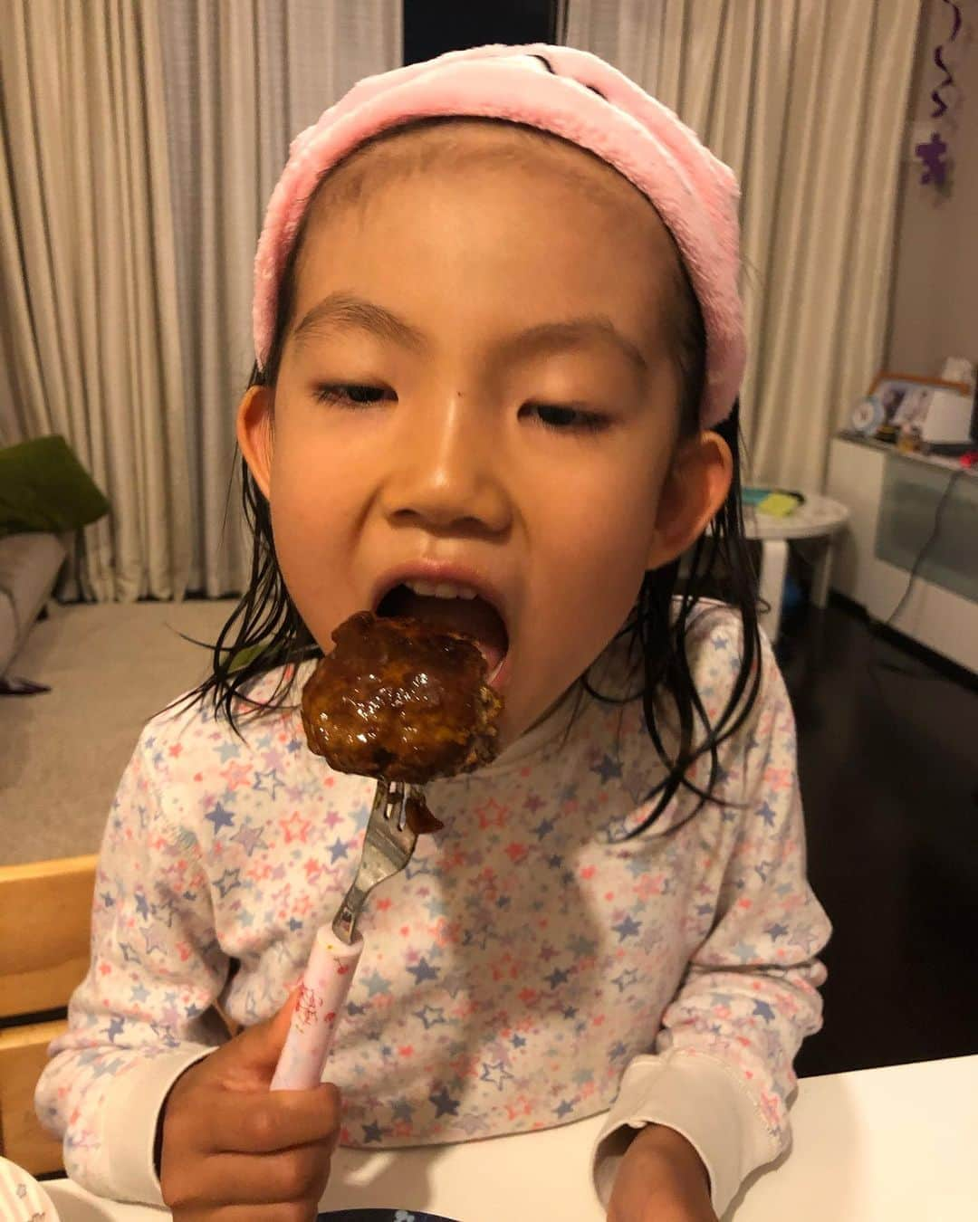 甘糟記子さんのインスタグラム写真 - (甘糟記子Instagram)「一昨日の夕飯( ^ω^ )  りんごのデミグラスソースの煮込みハンバーグ( ^ω^ ) あとは、牡蠣のバター焼き、豚汁、枝豆、サラダ、オレンジです(≧∀≦) 姫はハンバーグの成形の時、いとうちゃんハンバーグ作るの、と頭がツンツンした形っぽいのを作ってました（笑）  そして、いとうちゃんハンバーグなの〜とかじりつき！  怖いわ（笑）  食後もパックして女子力上げてました(๑˃̵ᴗ˂̵) #甘糟ご飯#ご飯#家ご飯#夕飯#煮込みハンバーグ#息子殿姫#姫」5月20日 17時06分 - norihey924