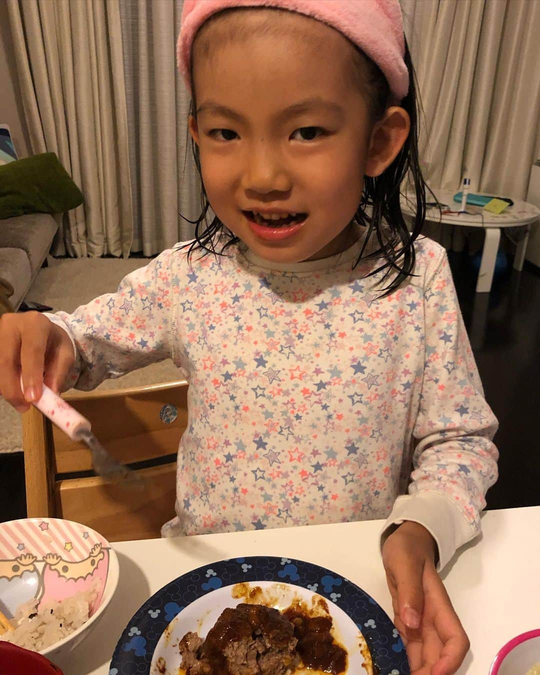 甘糟記子さんのインスタグラム写真 - (甘糟記子Instagram)「一昨日の夕飯( ^ω^ )  りんごのデミグラスソースの煮込みハンバーグ( ^ω^ ) あとは、牡蠣のバター焼き、豚汁、枝豆、サラダ、オレンジです(≧∀≦) 姫はハンバーグの成形の時、いとうちゃんハンバーグ作るの、と頭がツンツンした形っぽいのを作ってました（笑）  そして、いとうちゃんハンバーグなの〜とかじりつき！  怖いわ（笑）  食後もパックして女子力上げてました(๑˃̵ᴗ˂̵) #甘糟ご飯#ご飯#家ご飯#夕飯#煮込みハンバーグ#息子殿姫#姫」5月20日 17時06分 - norihey924