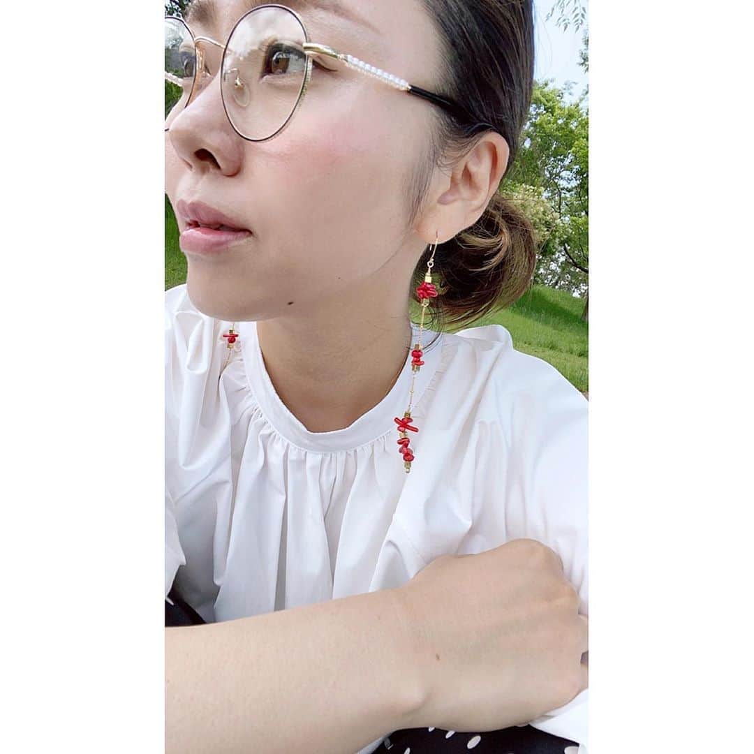 松本亜希さんのインスタグラム写真 松本亜希instagram 今日はオールバックひとつくくりに薄メイクに伊達メガネスタイル ポイントに Uiqut の珊瑚の赤のピアスを このピアスとってもとっても気に入ってる 赤が最高に可愛い コーデのポイントに