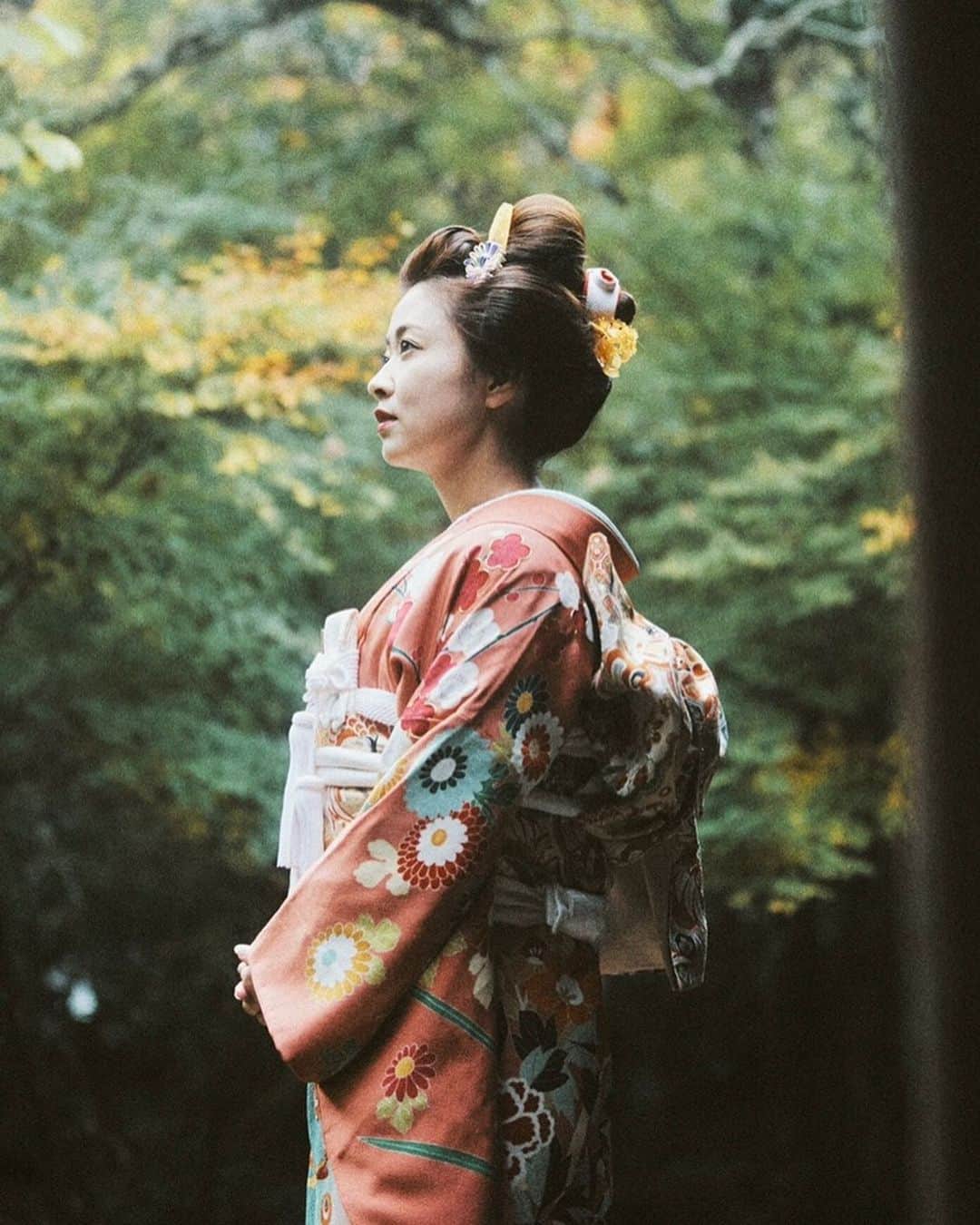 常盤よしこのインスタグラム：「. 水上清乃さん @kiyonopo さんから バトンが回ってきておりました 着物コーデリレー👘 . 2016年に着物の免許を取ってから なるべく着るようにはしてますが 最近はコロナもあり着れていません。。💦 . ので、 ちょっと前の前撮りのもの。 私の着物ではなく @lefine2018 の本振袖❤️ . 大正時代のアンティークのものを 職人さんに作り直してもらってるそうです。 サーモンピンクに水色などの色使い、 古典的な柄行き、金駒刺繍❤️ テレビ取材の時に一目惚れしました😊 . 早く着物を着てお出かけしたいなぁ。 コーデを考えるのも楽しみの一つですね^ ^ . 私が着物を大好きになったのも、 着物教室の皆さんのおかげ❤️ バトンは、先輩の鳴瀬誠子さん @sseeiikkoo1218 へ😝 . 落ち着いたら、しのぎあきこのお着物教室で♫ . #着物コーデリレー  #着物すき  #着物コーディネート #前撮りのもの #本振袖 #ラファイン #ラファインの森 #熊本ドレス #オリジナルドレス」