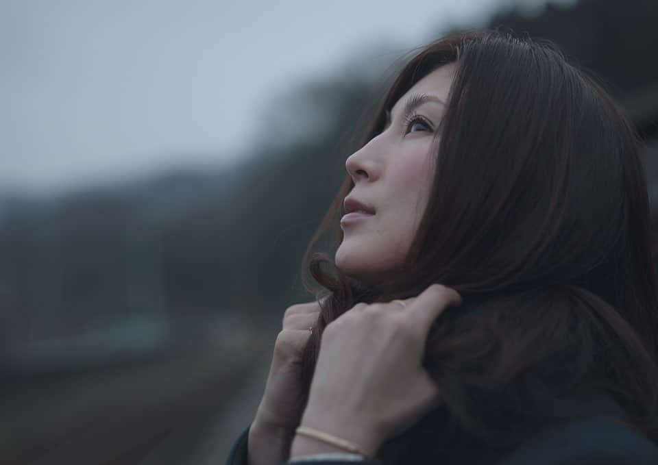 MIHOのインスタグラム：「【思い出し笑いする毎日を】﻿ ﻿ 上を向く﻿ ﻿ 無理して向かなくても全然いいと思う﻿ ﻿ ただ﻿ あーじゃないか﻿ とか﻿ こーじゃないか﻿ ﻿ 憶測からくる不安よりも﻿ ただ自分のやりたいこと﻿ ただ自分を信じて﻿ 見返ることなく生きていけたら﻿ 最高だな、と﻿ それはとっても難しいけどそう思えるように手を動かす﻿ ﻿ 漁師は漁に出られない時は網を編むように﻿ ﻿ 心の底には、しっかりとやりたいこと思い描いて...﻿ ﻿ まず心身ともに健やかであること﻿ ﻿ 幸せのオスソワケって？﻿ ﻿ コロナの被害が世界中で深刻な中、27.Allenよりももっと必要なことがあるんじゃないか？と自分自身の中に疑問があり...﻿ ﻿ ﻿ アレンのことだけじゃなくても動けることはたくさんあるな、と、日々いろいろさせていただいて過ごさせていただいております☺︎﻿ ﻿ ﻿ いまもまだ東京はステイホームで、27.Allenは東京都感染拡大防止に協力しておりますが、ニュースからは、そろそろ動き出しそうな予感もありますし、﻿ 第二波も懸念されていますね﻿ ﻿ ﻿ どうか心落とすことなく誰でも手にできた時間を、しっかりと保全して有意義に過ごす工夫と努力を﻿ ﻿ ﻿ きっとあのころはこうしとけばよかったな、とか、考えるのが世の常ですが﻿ ﻿ ﻿ あのころしっかり楽しんだなー！と、思えるような毎日に今からでも変えられるから﻿ ﻿ ﻿ LIVE A LIFE THAT YOU WILL SMILE IN THE FUTURE.﻿ ﻿ ﻿ みなさん、コロナ疲れもあるかもしれませんが、あともうちょい﻿ ﻿ みんなで乗り切れたらよいな、と☺︎﻿ ﻿ ﻿ これからの動きを見据えて立ち止まるからこそ気づけたことを大切に、またフルスロットルではなく、歩めるように3つの目標﻿ ﻿ ﻿ ✴︎今年1回でもみなさんが安心して言葉を交わせるようなイベントをすること﻿ ﻿ ✴︎27.Allenを通してなにかできることを探すこと﻿ ﻿ ✴︎パリに納品しにいくこと﻿ ﻿ ﻿ 今まで通り、そんなことはしっかりとイメージしております ﻿ ﻿ ﻿ みんなはなにかあるかな？﻿ ﻿ ﻿ よかったらここに書き留めてみてね☺︎﻿ ﻿ ﻿ いつもありがとう﻿ ﻿ ﻿ 27.Allen miho﻿ www.27allen.com ﻿ ﻿ ﻿ ﻿ #27allen﻿ #jewelry ﻿ #accessory ﻿ #tokyo ﻿ #japan﻿ #27 has a meaning﻿ #ideal﻿ #intuition﻿ #hunch﻿ #ヴァンセットアレン ﻿ #ジュエリー﻿ #アクセサリー ﻿ #27 という ﻿ #数字 は ﻿ #理想 や ﻿ #直感 を表します ﻿ #madeinjapan ﻿ #design ﻿ #model﻿ #message27﻿ #モデル﻿ #みほ﻿ #MIHO﻿ #本浪隆弘﻿ #me2016 #opensesame」