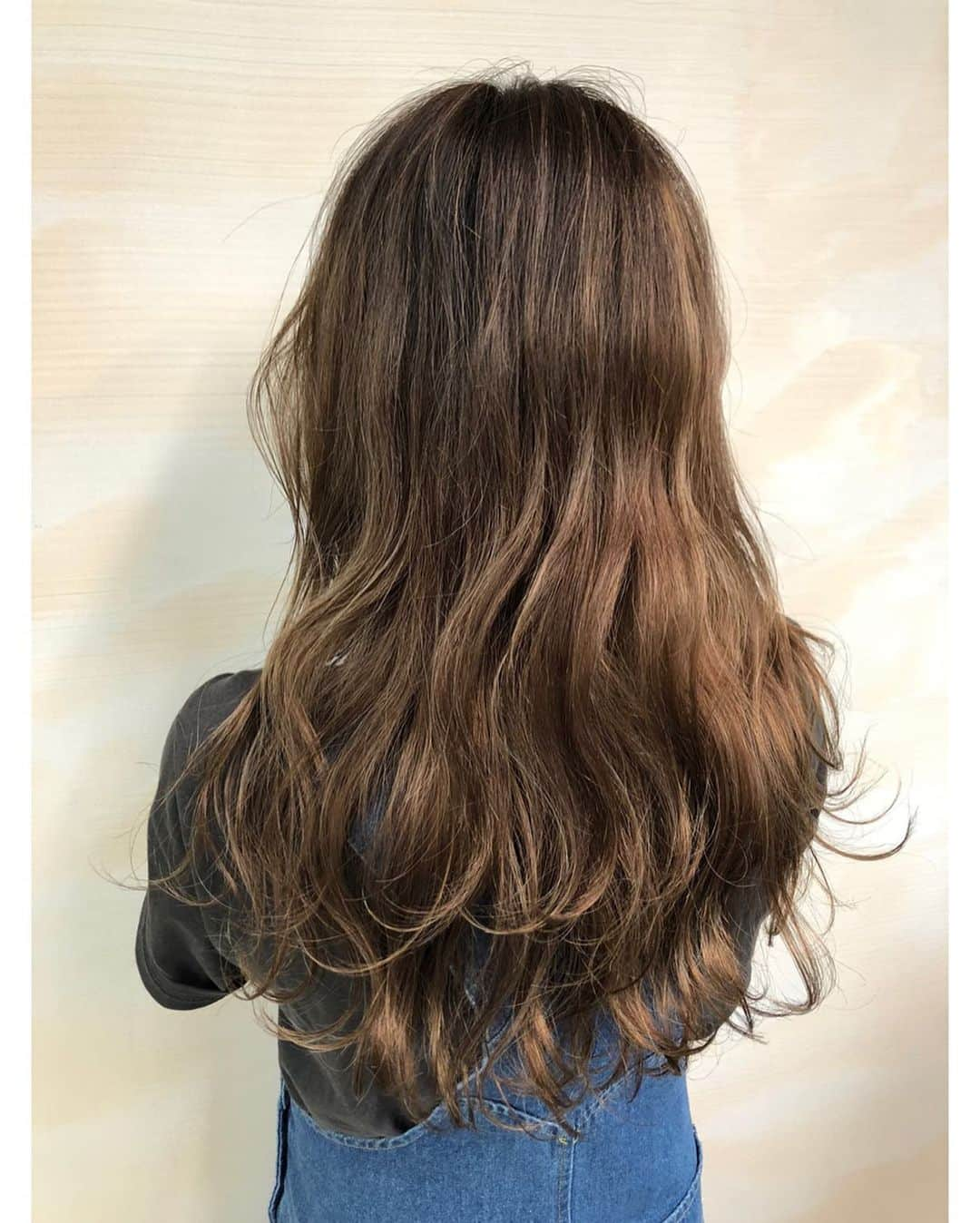 馬詰まほさんのインスタグラム写真 - (馬詰まほInstagram)「𝙉𝙚𝙬 𝙘𝙤𝙡𝙤𝙧 💇🏽‍♀️ 安心して過ごせた時間でした。 本当に色々と一安心すぎて✨ しばらく、美容院行けないのを見越して暗くしたよ☺︎︎ 毛先も整えてもらった♥︎ みんなストーリーたくさん反応くれてありがとう！ （3枚目は無加工なので参考までに） 本当にいつも感謝です🍒 @ankhcross_omotesando / @mahon2525」5月20日 17時21分 - mahorin.1993