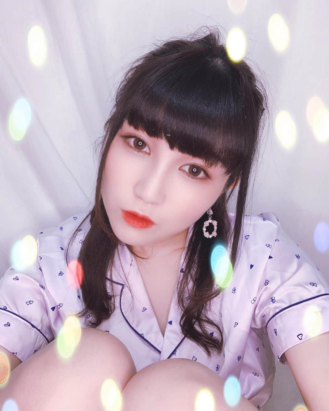 のインスタグラム：「👹ハーフアップのパワー👹  お姉さんのイメージが ハーフアップに多いかな。 ハーフアップは、落ち着きたい時、 色んな情報を得やすいという ヘアスタイル。  仕事場でやるには もってこいの髪型です。  #占い #ヘアスタイル #love #hairstyle #風水 #パワースポット #運気アップ」