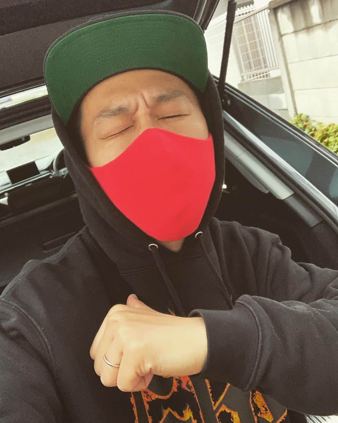 Kuboty のインスタグラム：「ハッピーバースデートゥーミー！！ 39歳になりました。 引きこもり生活がしっくりくるおれは毎日楽しく作曲とゲームばっかりやってます。 4/1から人生3度目の禁煙も継続中！！だって死にたくないから！！ そんなおれに男鹿フェス実行委員長の菅原さんが紅おじさん専用マスクをプレゼントしてくれました、あざーす！！ 菅原さんはニットの工場やってて、そこで全部作られてるマスクでめちゃつけ心地いいです、なのでステマしておきます。  このマスクは男鹿なび通販っていうサイトで買えるんだって😘 https://oganavi.com/shop/pd=464 この赤は紅おじさん専用だから売ってないけど、白、黒、グレー、ページュ、ピンク、水色の6色もあってどれも素敵〜、迷っちゃうね😘 フィルターポケットもあるから安心だよ😘  はい。  男鹿にはクソほど世話になってるし、男鹿フェス大好きなみんなもこの菅原マスクを買って、また男鹿で会える日を楽しみにしておこうぜ。 あー！！男鹿いきたーい！！！」
