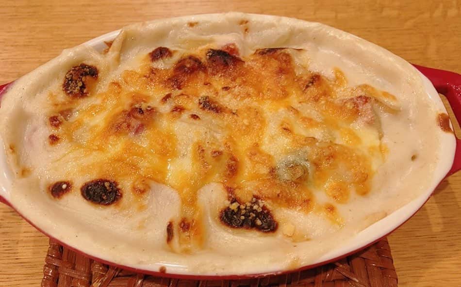 佐藤千晶のインスタグラム：「小さい頃から仏壇に 「今日の晩ご飯、グラタンでありますように」とお願いするくらいグラタン好きでした😊笑  #一週間に2回も作りました #一つはプロフェッショナルで特集されていたフレンチシェフが教える簡単ジャガイモのグラタン #もう一つは余った野菜を入れて作ったなんだれかんだれグラタン #焦げ目が好き #グラタン #あつあつほかほか #美味しい #ネットでグラタン皿購入 #staub  #ストウブ」