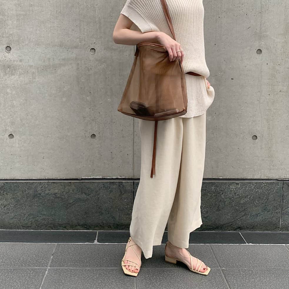 ukapiのインスタグラム：「⠀ ⠀ 上下去年の服だけど#iena . ⠀ #シースルー のバッグは 500円でびっくり。 通勤のバックにしようかな？ ⠀ ⠀ #letalon #ルタロン」