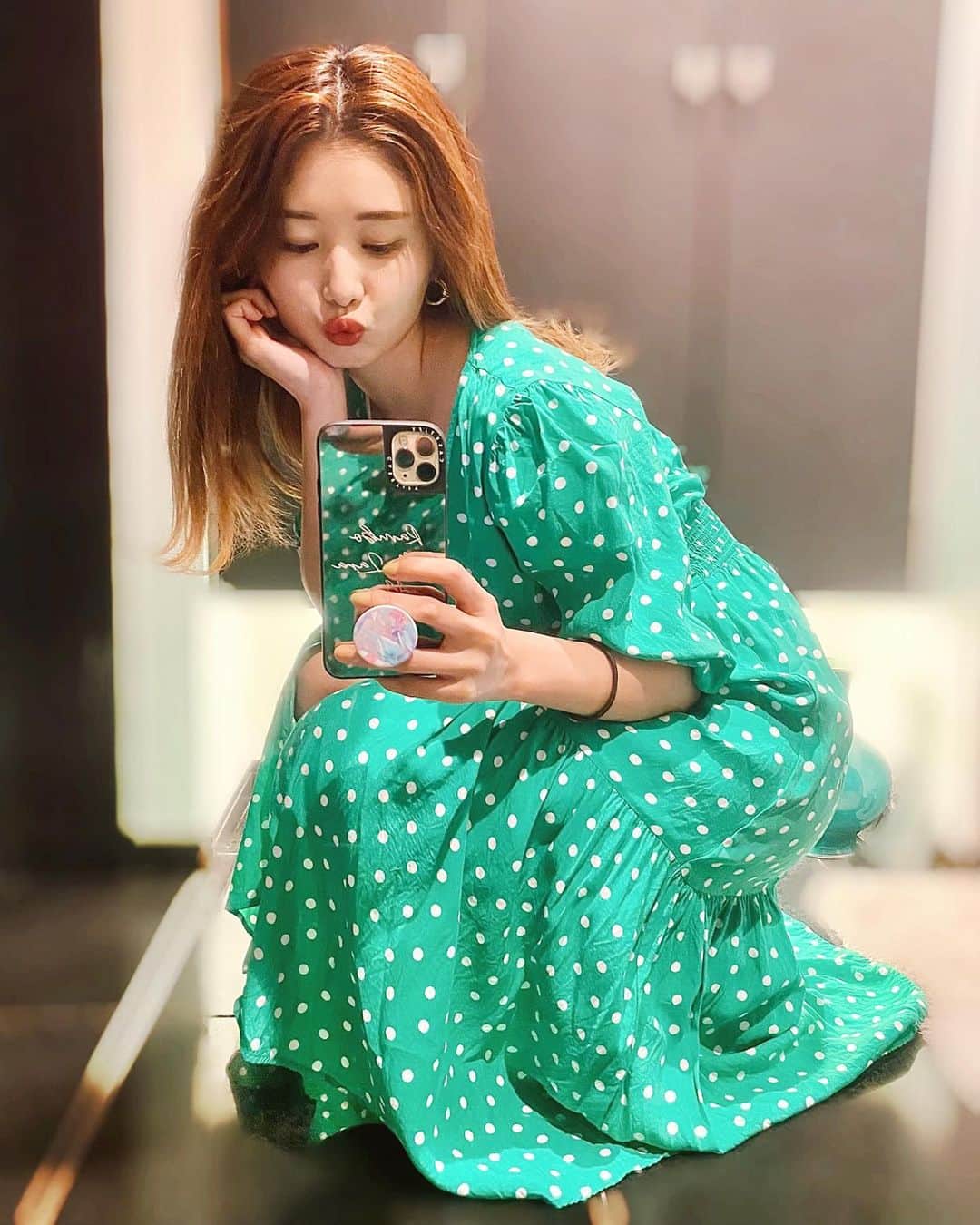 のインスタグラム：「🌸안녕🌸봄~🤷🏼‍♀️☔️﻿ ﻿ タイムマシンにのっていたかのように﻿ 過ぎ去ってしまった今年の春…﻿ フレンチガールっぽい格好がしたかった今年の春﻿ 家の中で試着したワンピース👗﻿ ﻿ #いつコ#使い方あってるかな﻿ #ZARA#spring#春コーデ#fashion#ootd#ザラコーデ #데일리룩#오오티디」