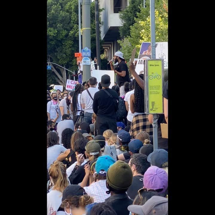 シャンテル・ヴァンサンテンのインスタグラム：「Today I stood and listened. Hearing each emotional voice echo the same pain and sadness and anger and fear... I know I will never know but want to understand. Each person called us to action... for all of us to show up and fight this TOGETHER. To make sure we see changes happen from our hearts, homes communities and up into our government. I hear you andpromise to keep doing my part... #prosecutekillercops #nojusticenopeace #defundthepolice #blacklivesmatter」