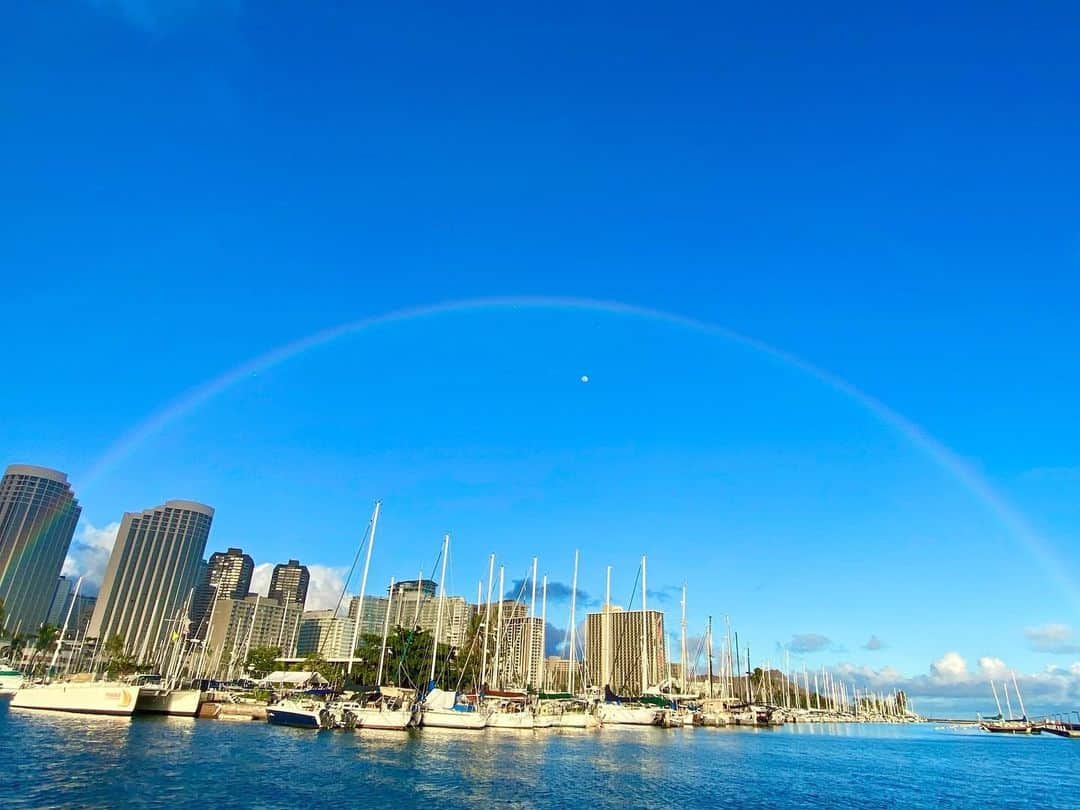 ワイキキ横丁のインスタグラム：「レインボーの中に小さい月が✨🌈 天気のいいハワイは絶好の散歩日和でした☺️❣️ #ハワイ生活 #ハワイ好きと繋がりたい」