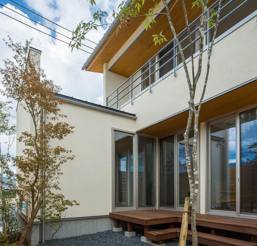 ルポハウス一級建築士事務所さんのインスタグラム写真 - (ルポハウス一級建築士事務所Instagram)「・ ・ ・ 粗く織られたリネン地の様な ニュートラルで柔らかな印象のファサード。 ・ 木々が彩る四季折々の色を際立たせるキャンバスとして庭の魅力をひかえめに支えます。 ・ ・ ・ 𓐌𓐌𓐌𓐌𓐌𓐌𓐌𓐌𓐌𓐌𓐌𓐌𓐌𓐌𓐌𓐌𓐌𓐌  ルポハウスの施工事例はこちらまで☞ @reposhouse  𓐌𓐌𓐌𓐌𓐌𓐌𓐌𓐌𓐌𓐌𓐌𓐌𓐌𓐌𓐌𓐌𓐌𓐌 #ルポハウス は#ちょっとかっこいい家 を"友人のために" という思いでつくっています。 一生に一度の#マイホーム。 「あなたにしかできない」×「ルポハウスだからできる」で、 私たちだけの#家づくり を思いっきり楽しんでみませんか？！ ・ ・ ・ #住宅 #注文住宅 #新築一戸建て #住まい #シンプルな暮らし #デザイナーズ住宅  #一級建築士事務所 #設計事務所 #design #simple #滋賀 #大津 #草津#外観デザイン #外観イメージ#塗り壁の家 #白いお家」6月4日 11時59分 - reposhouse