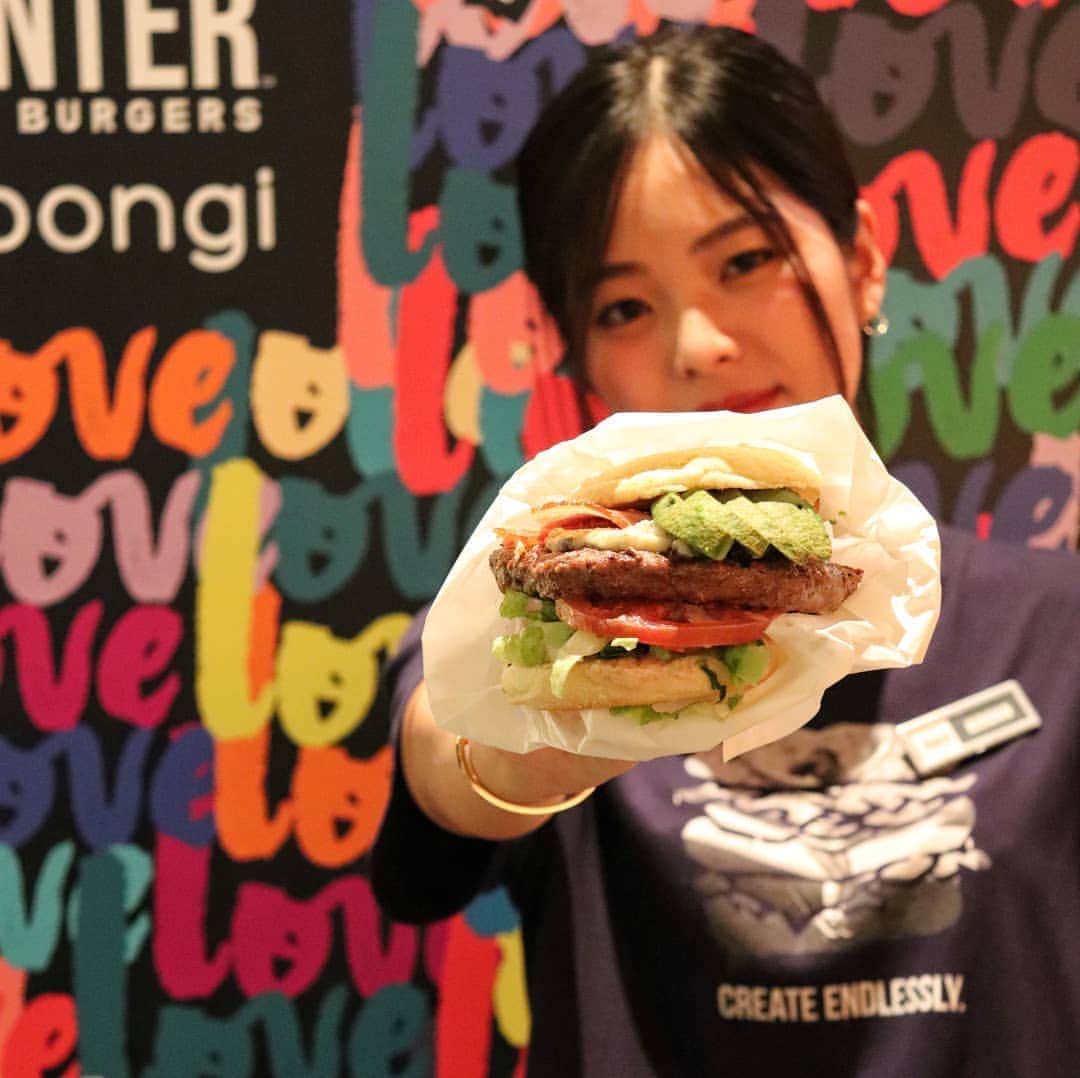 THE COUNTER JAPAN公式さんのインスタグラム写真 - (THE COUNTER JAPAN公式Instagram)「🍔Staffおすすめカスタムvol.7🍔﻿﻿ ﻿﻿ ✔️アンガスビーフパティ﻿ ✔️イングリッシュマフィン﻿ ✔️ブルーチーズ﻿﻿ ✔️ハウスマスタード﻿﻿ ✔️ロメインレタス﻿ ✔️トマト﻿ ✔️アボカド(プレミアムトッピング+100円)﻿ ✔️ベーコン(プレミアムトッピング+100円) ﻿ --------------------﻿﻿ 女性に大人気のアボカドをカスタムした、女性におすすめのバーガー🥑✨﻿ 少し小さめのバンズは女性の方でも食べやすく、モチッとした食感が魅力のイングリッシュマフィンで仕上げました😊﻿ ﻿﻿ ☝️ポイント﻿﻿ 今回のカスタムの重要なポイントは、風味も味もクセになるブルーチーズをチョイスしたこと🧀✨濃厚な味わいのブルーチーズは、ビーフパティはもちろん、ハウスマスタードとの絶妙なマッチングをお楽しみいただけます🍔﻿ ﻿﻿ HIROKOおすすめのカスタムをぜひお試しください😋﻿ ﻿ ******************﻿ プロフィールのURLより、HPにてWEB予約を承っております💻﻿ ﻿ #thecounterjpn#hamburger#togo##バーガー#takeout#avocado#六本木ハンバーガー#ハンバーガー巡り#ザカウンター#テイクアウトグルメ#ハンバーガー好き#グルメ好きな人と繋がりたい#ハンバーガー🍔#アボカド#食べログ高評価#スタッフおすすめ#ハンバーガー大好き#ハンバーガーショップ#ハンバーガーレストラン#東京ミッドタウン#テイクアウトランチ#持ち帰り#はんばーがー🍔#テイクアウト」6月4日 11時54分 - thecounterjpn
