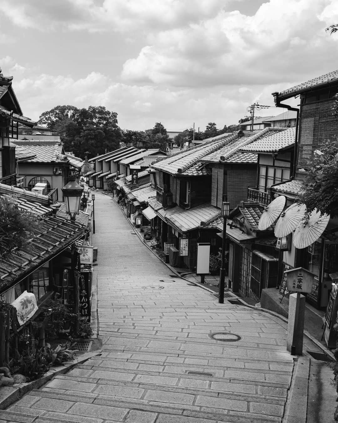 Ryoyaのインスタグラム：「still nobody. But I’ve got mixed feelings about this. Kyoto is now calmer, quieter and peaceful than ever. I kind of like this.  Camera : #GFX100 Lens : #GF45mm Film simulation : #Acros  #Kyoto #Japan #京都」