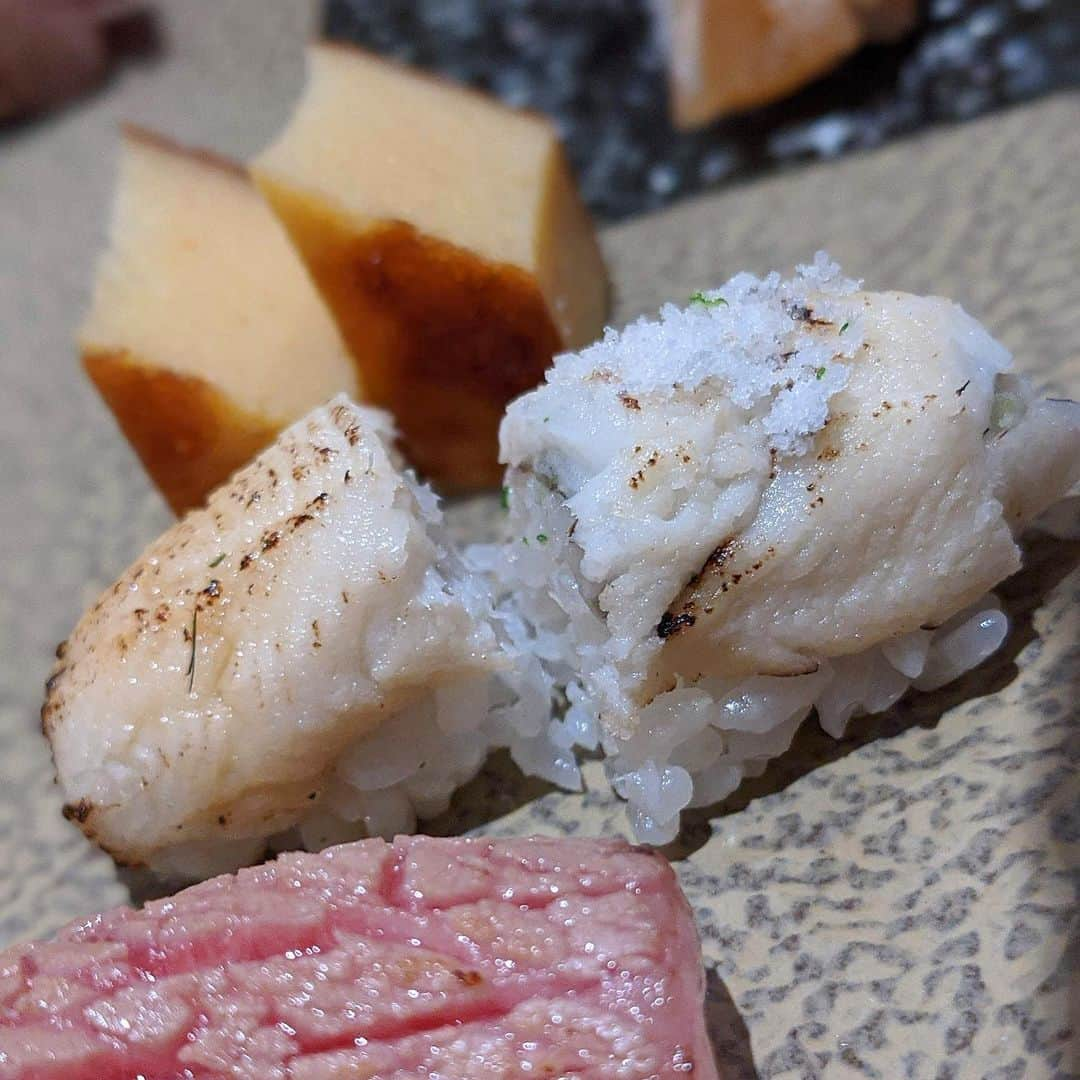 大見さなえさんのインスタグラム写真 - (大見さなえInstagram)「最初に出てくる握りは中トロ🍣﻿ 『鮨 青海 青山店』﻿ ﻿ 中トロとかって握りの途中でてくるイメージだったけど﻿ ここはしじみ汁を飲んだ後1貫目から😳﻿ お店の方いわく"お腹が空いてる時に美味しいネタを﻿ 食べてもらいたい"とのこと✨﻿ ﻿ お鮨お腹いっぱいになって、後から食べたいネタ﻿ 食べれないって人もこれなら安心☺️﻿ ちなみに中トロだけ赤酢のシャリだった🍣﻿ ﻿ 席数は34席で個室2.4人可で広々とした空間！﻿ ﻿ おまかせ握りコース　﻿ 前菜、旬菜、握り10貫以上、蒸し物、巻物、香の物﻿ ﻿ 営業時間﻿ ランチ﻿ 12:00～14:00(L.O13:00)﻿ ディナー﻿ 16:00-22:00(L.O21:00)﻿ 日曜営業﻿ 定休日﻿ 不定休あり﻿ ﻿ #鮨青海 お寿司 #鮨 #おすし #握り #中トロ﻿ #マグロ #まぐろ #鮪 #青山グルメ #めぐログ_青山﻿ #sushi #個室お鮨 #seafood #海鮮﻿ #表参道 #美味しいもの好きな人と繋がりたい #青海﻿」6月4日 12時05分 - tabe_megumi