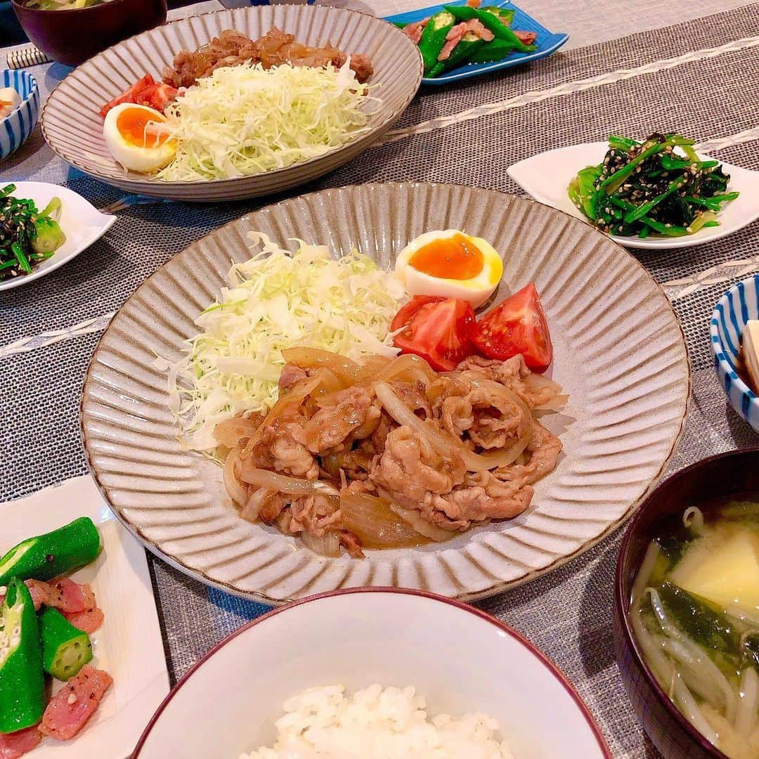 色紙千尋さんのインスタグラム写真 - (色紙千尋Instagram)「昨日は豚こま肉で生姜焼きにしました🍚今回のキャベツの千切りはドレッシングで食べましたが、私は豚カツについているキャベツの千切りは必ずソースをかけて食べます。笑(どうでもいい)最近豚カツ食べてないなぁ🤣 #おうちごはん #おうち時間 #料理記録 #生姜焼き #ほうれん草のごましそ昆布和え #オクラとベーコン炒め #キムチ冷奴」6月4日 12時05分 - shikishi_chihiro