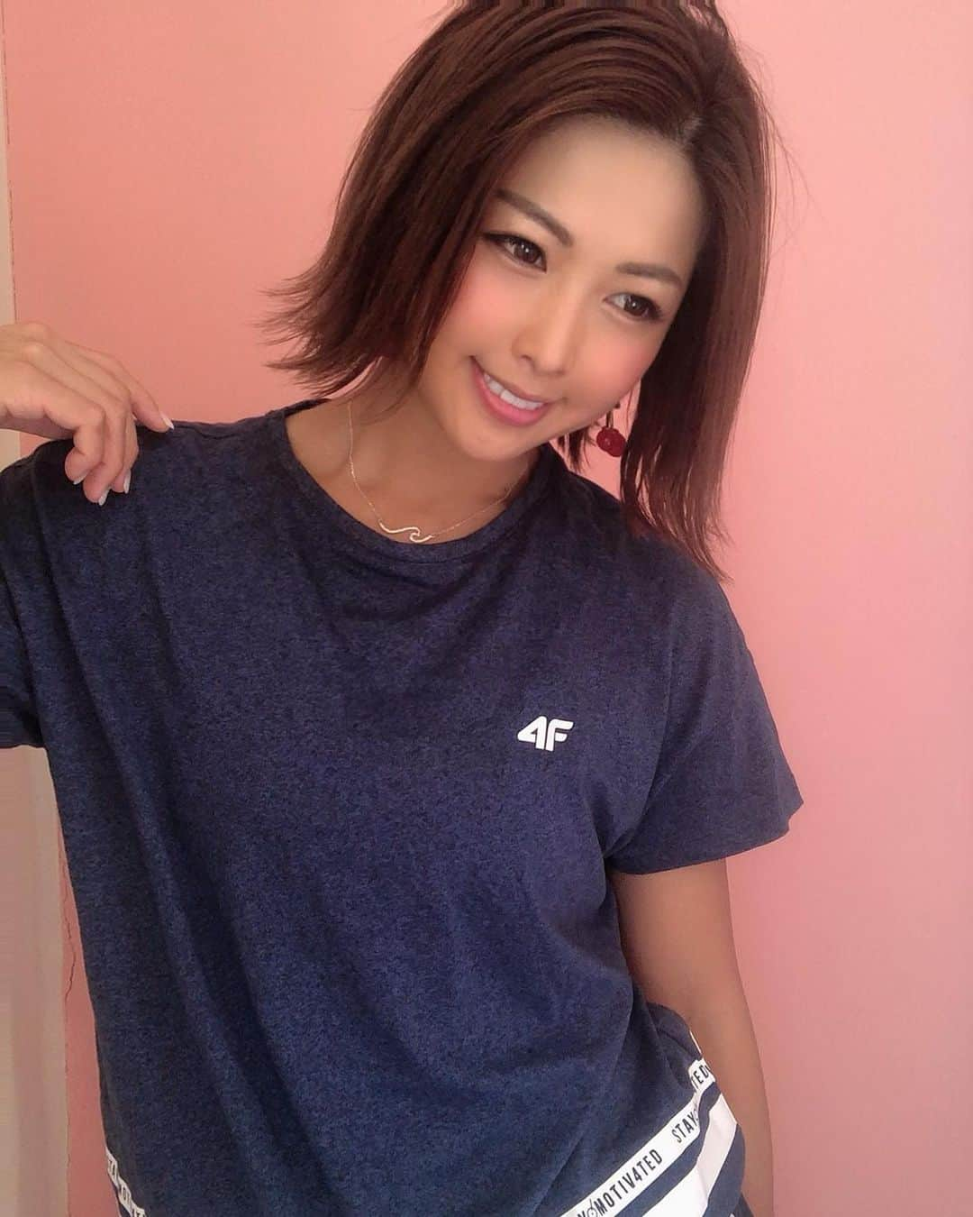 あおい夏海さんのインスタグラム写真 - (あおい夏海Instagram)「ある日のスポーツコーデ✨ Tシャツ @4f_japan ショートパンツ @4f_japan ブレスレット @trestar_official ネックレス @smileys214 .  スポーツ女子 #ゴルフ女子 #サッカー女子 #フットサル女子 #スポーツコーデ #スポーティー女子 #腹筋女子 #筋肉女子 #美ボディ #筋トレ女子 #ヘルシーボディ #小麦肌 #あおい夏海 #モデル #japanesegirl #健康的に痩せる #減量中 #今日のコーデ」6月4日 12時12分 - natsumi.aoi