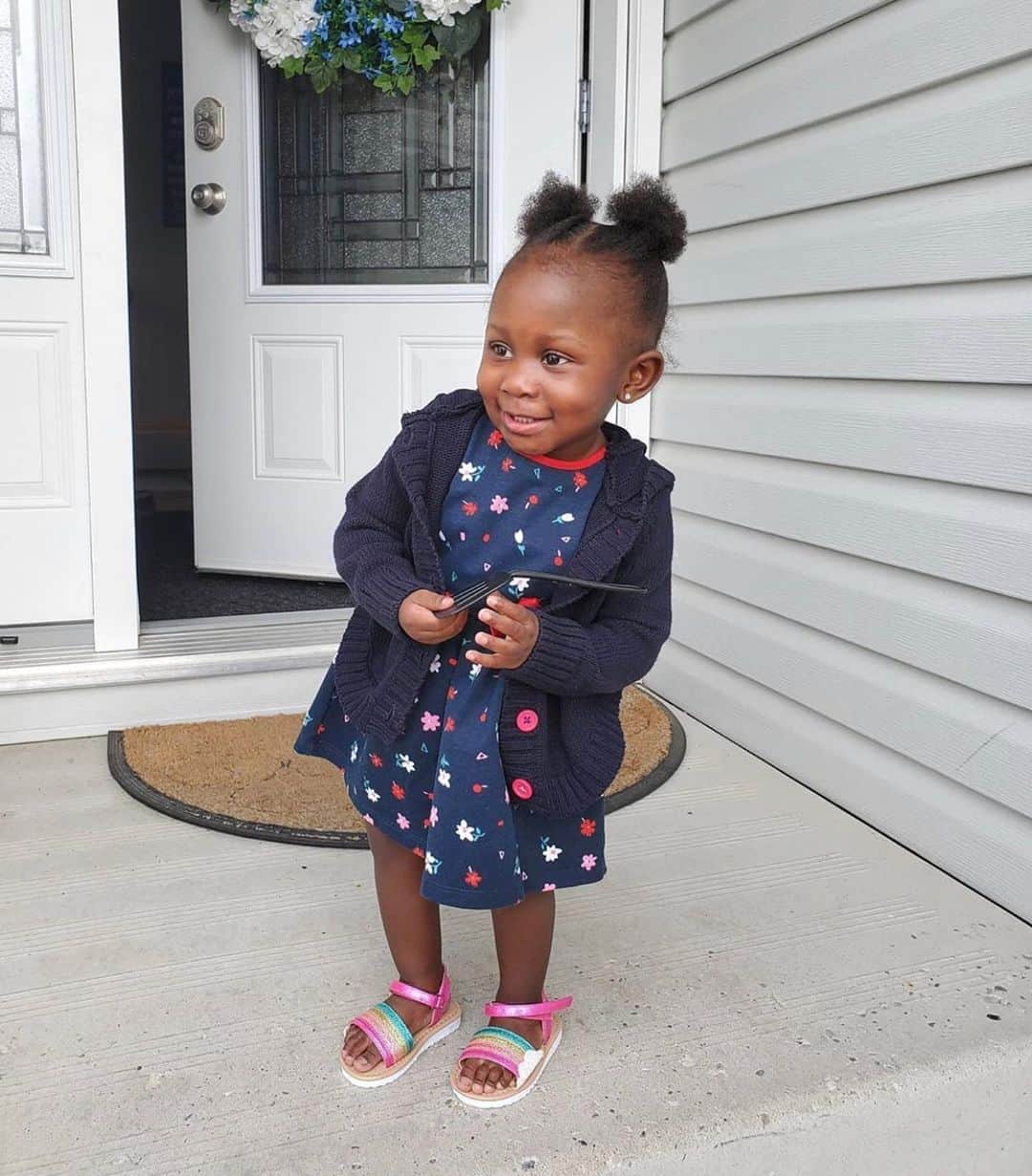 グレースマハリーのインスタグラム：「LOOK WHO IS DISCHARGED AND RECOVERING!! Brings me so much joy, especially in this time, to see my niece alive and out of the hospital thriving 👏🏾😭 thanks to all that have supported her throughout this traumatic journey (GoFundMe is in stories). Go Amélie go! . I just noticed she’s holding a baby spatula. She still is being fed through a tube BUT things are looking optimistic with that spatula baby girl! 😉😘🥘👩🏾‍🍳 #ButtonBatteryAwareness #BlackGirlMagic」