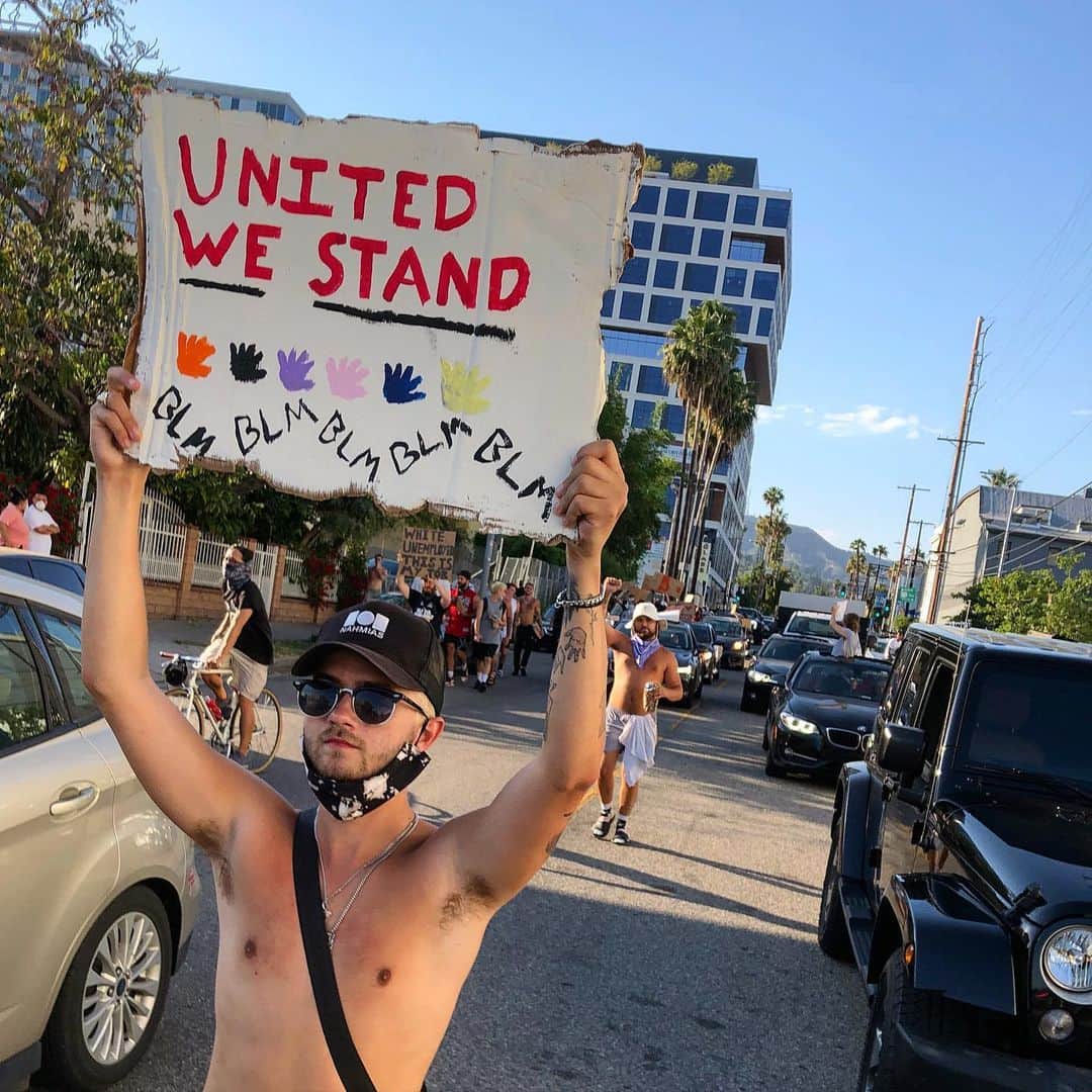 ジャック・ジョンソンのインスタグラム：「We won’t stop until shit is different. Get outside and keep applying pressure. I’ve never been more simultaneously inspired/depressed by the world in my life. The only way things will change is if we come together. IF THE LAW WANTS TO STAY ON GEORGE FLOYDS NECK THEN BEST BELIEVE WE’RE GONNA STAY ON THEIRS! #BlackLivesMatter #RestInPeaceGeorgeFloyd」
