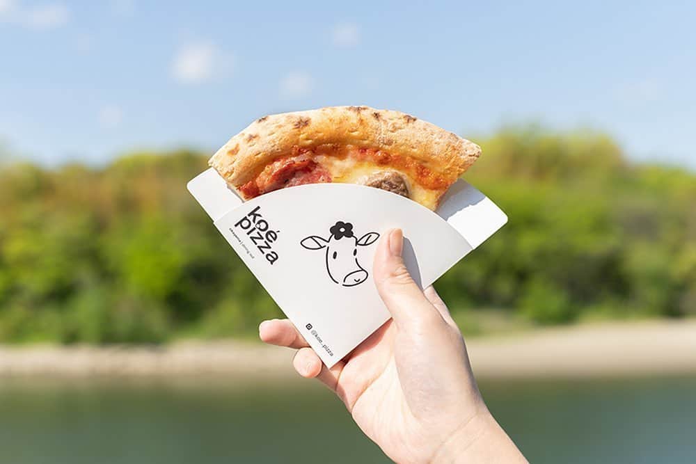 コエのインスタグラム：「. koe pizza okayama pre-opening 2020.5.22.fri. ・ to go用のピッツァは イラストレーター長場雄氏の手がける キャラクターがプリントされた オリジナルペーパーに入れて。  気軽にピッツァをお楽しみいただけます。 . . 🍕koe pizza pre-opening 2020.5.22.fri (to go only) opening hours：AM 10:00-PM 17:00 （定休日：水・木曜日） address：岡山県岡山市北区石関町7 石山公園内 web：https://pizza.koe.com . #koe #koepizza #koeethical #ethical #pizza #okayama #okayamapizza  #cafestagram #takeout #diningout #domainetetta #コエ #コエピザ #ピザ  #エシカル #岡山 #岡山グルメ #岡山カフェ #岡山レストラン#岡山ピザ  #地産地消 #吉田牧場 #チーズ #チーズメルト #岡山観光 #石山公園 #岡山城 #後楽園 #ダイニングアウト #長場雄」
