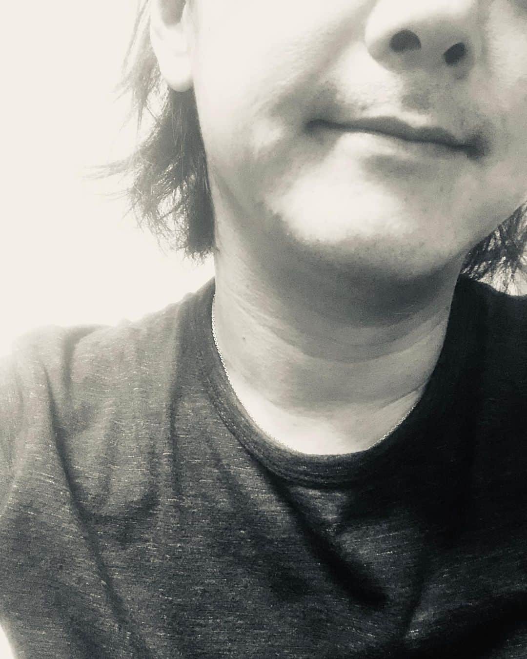 人時のインスタグラム：「考える時間があるので、色々考えます。。。 迷走もします。 楽観的にもなります。 重く受け止めて悩みます。  音楽を続ける意味を探したりもします。  生きる意味を探したりもします。  この先どうなっていくんでしょうね〜？ 僕はどこへいくのでしょう？  やりたい事ってなんでしょう？  あと何年この世にいられるか分かりませんしね〜。 あ、病気はしてませんから大丈夫ですよ^_^」