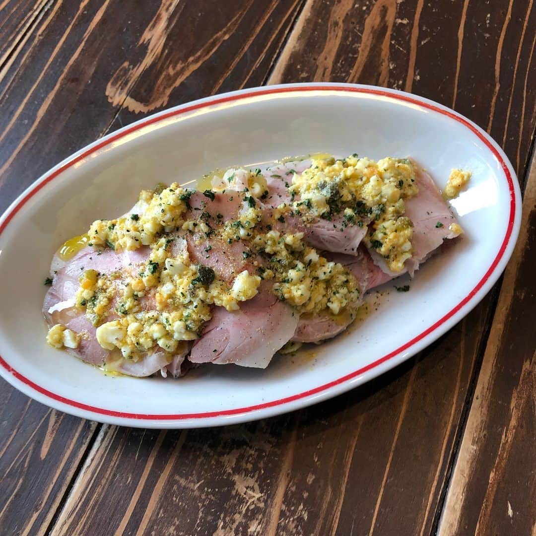 チャオナチュレ グランフロント大阪さんのインスタグラム写真 - (チャオナチュレ グランフロント大阪Instagram)「こんにちはー☺️﻿ ﻿ ビアガーデンプランの料理の紹介です。﻿ ﻿ ”しっとり豚肩ロースのグリビッシュソース“﻿ ﻿ 薄くスライスした豚肉の下には、カレー風味のキャベツのエチュベ、上からは茹で卵を使ったソースをかけた前菜です。🤤🤤﻿ ﻿ さっぱりどうぞ😋﻿ ﻿ #instagoodfoodpics#instafood#foodie﻿ #maquereau#foodpic#foodlover#ciaonature#チャオナチュレ#グランフロント#グランフロント大阪#大阪#梅田#梅田ランチ#ランチ#美味しいお店#イタリアン#ワイン#テイクアウト#お弁当#ランチ#お土産#かわいい弁当#テイクアウトランチ#テイクアウト#大阪テイクアウト#ビアガーデン#テラス#ビール#キリンビール#豚#ポーク#グリビッシュ」6月4日 13時06分 - ciaonature
