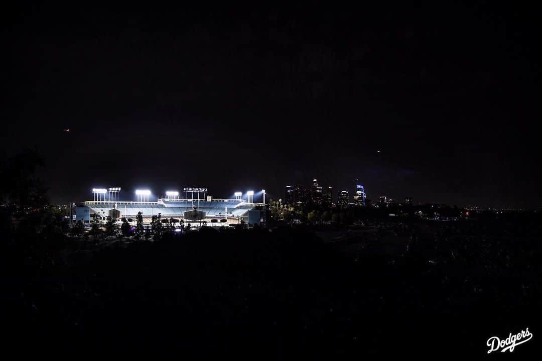Los Angeles Dodgersさんのインスタグラム写真 - (Los Angeles DodgersInstagram)「Tonight, the Dodgers joined families across Los Angeles in shining our Dodger Stadium lights into the sky at 9 pm for 8 minutes and 46 seconds in recognition of George Floyd. The Dodgers join all Angelenos in this peaceful display of unity to shine a light in the darkness.」6月4日 13時13分 - dodgers