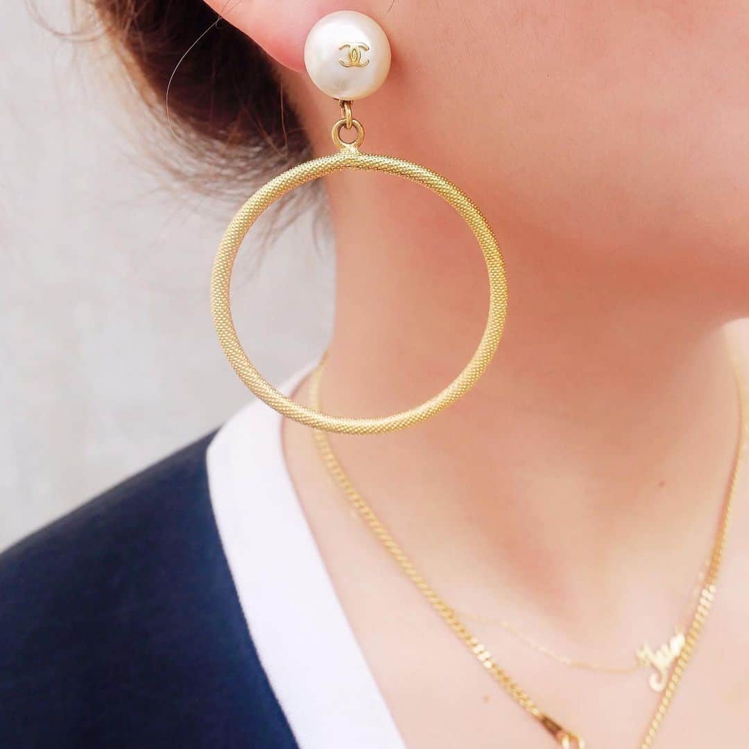 Vintage Brand Boutique AMOREさんのインスタグラム写真 - (Vintage Brand Boutique AMOREInstagram)「Vintage Chanel pearl motif hoop clip earrings.  On website search for AO25957. ▶︎Free Shipping Worldwide✈️ ≫≫≫ DM for more information 📩 info@amorevintagetokyo.com #AMOREvintage #AMORETOKYO #tokyo #Omotesando #Aoyama #harajuku #vintage #vintageshop #ヴィンテージ #ヴィンテージショップ #アモーレ #アモーレトーキョー #表参道 #青山 #原宿#東京 #chanel #chanelvintage #vintagechanel #ヴィンテージ #シャネル #ヴィンテージシャネル #シャネルヴィンテージバッグ」6月4日 13時17分 - amore_tokyo