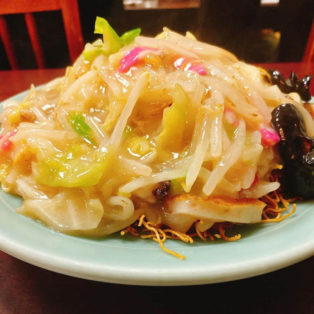 本間昭光のインスタグラム：「カタ焼きそば　880円 高田馬場、長崎飯店」