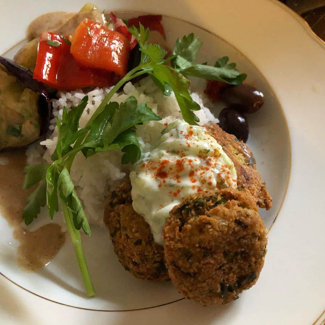 のインスタグラム：「Homemade Falafel plate tonight🥗👍💕 連日美しい晴天と高温の続いたベルリン。 こんな季節は揚げ茄子が美味しい。 日本にいたら揚げ浸しなんか作っただろうか。揚げ茄子をメインに考えたらファラフェルプレートに辿り着いた。  ナスは厚めに切りじっくり柔らかく揚げる。スイートパプリカはさっと、でもやはり柔らかく。揚げたてを白ワインビネガーとお塩、刻んだイタリアンパセリのマリネ液につける。イメージはスカペーチェ。  ドレッシングにはタヒニ、レモン、塩、米飴を。このドレッシングにキュウリを粗くグレードしてしっかり水気をきったのをたっぷりいれたヨーグルトと揚げニンニクを潰して入れたソースと混ぜながら、細長い米と一緒に食べる。 @roku_berlin の手作りハリッサも添えてやる。ピタやドナーのパンがなかったし、みんなコメが好きだからこうなった。 なんか微妙に色んな国の味が混ざってるファラフェルプレートだ。  でも悪くない。  ファラフェルにはパセリをタップリと。ちょいファラフェルを潰しながらソースに絡めながらご飯もグチャグチャしながら、時折オリーブなどをしゃぶったりして。 柔らかい揚げなすに、さっぱりクリーミーなヨーグルトソースとタヒニにスパイスが絡まって、いくらでも食べれる。 わさっとパセリも追加して、ぎゅっとレモンも絞りつつ。スッパい、さっぱり、油にトロミ。  夏の食卓は愉快なり。  #vegetarian #homemade #falafel #dinner #summer #food #berlin #hitomisküche #ファラフェル #ベジタリアン #揚げ茄子 #夏の夜 #食卓 #ベルリン #ドイツ #料理」