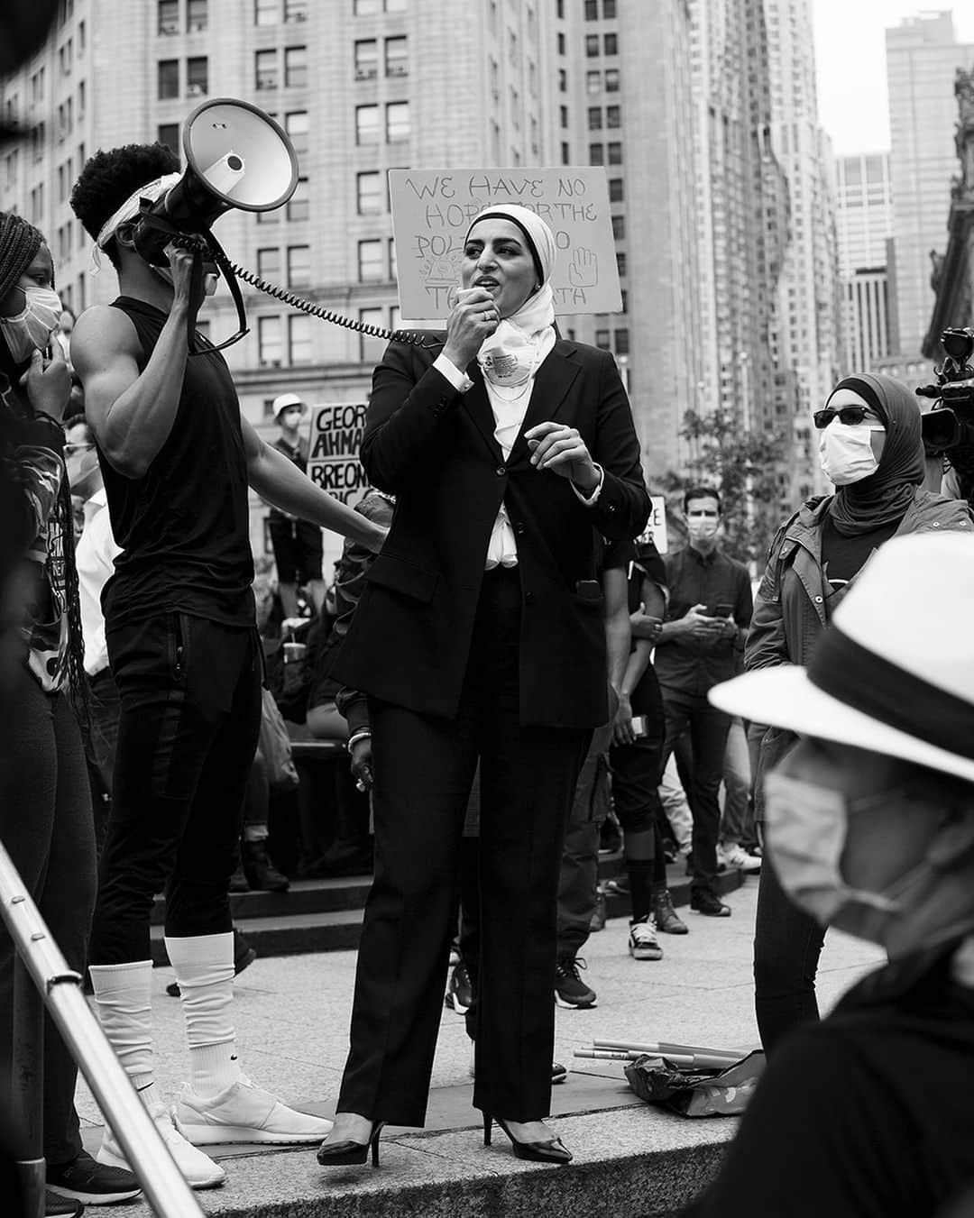 のインスタグラム：「I don’t feel educated enough about all the issues and complexity of race in my country to make a strong comment about how to fix it but I can take this time to listen, learn and share images that have moved me in recent days.  For example this woman was preparing the crowd at Foley Square yesterday for a peaceful protest, I’m sorry I didn’t get her name @tahanienyc she (and the group of speakers with her) were so powerful and inspiring and showed that fury and respect are not mutually exclusive」