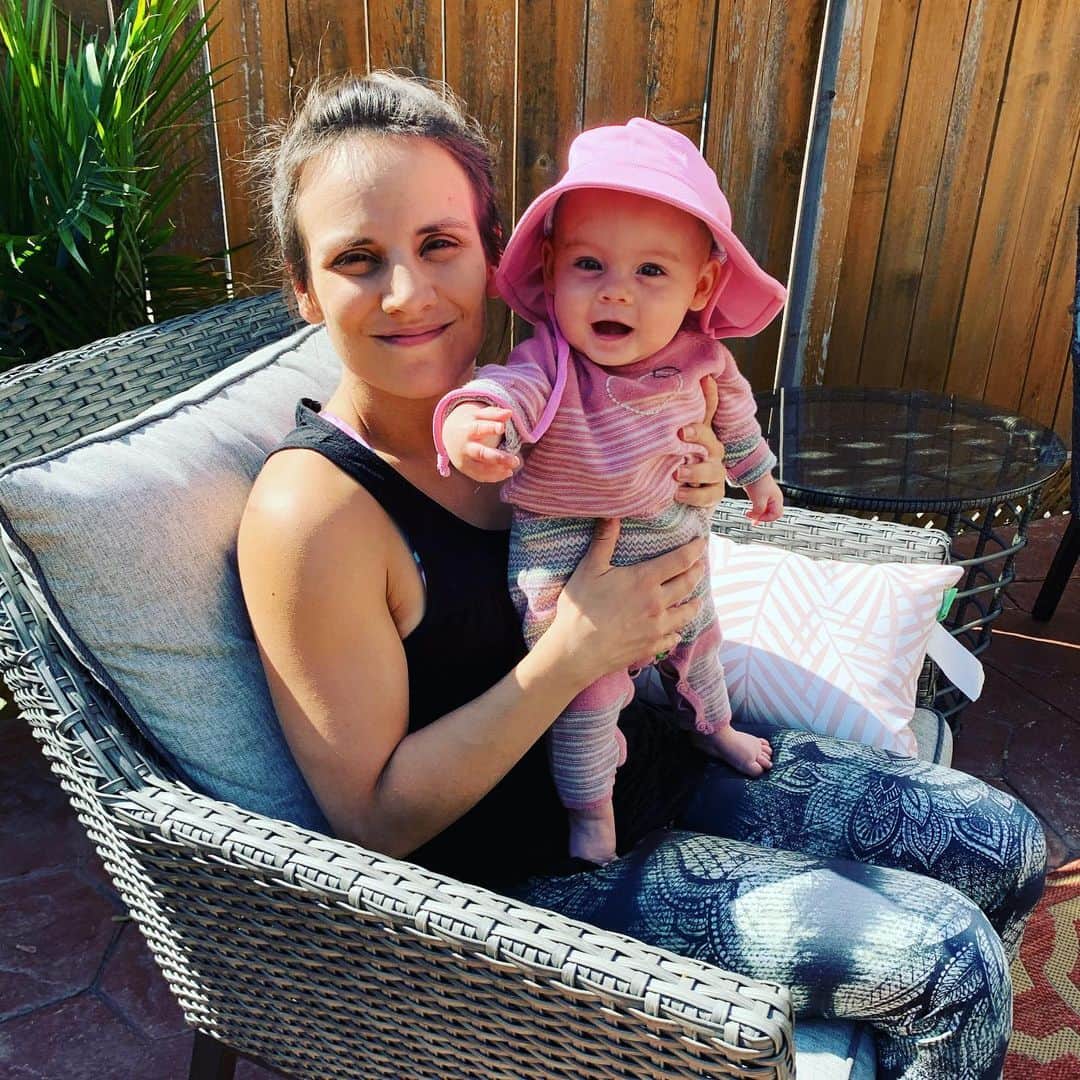 メーガン・デュアメルさんのインスタグラム写真 - (メーガン・デュアメルInstagram)「Zoey helps mommy teach classes and mommy helps Zoey enjoy the sunny weather ☀️ #beautifulday #sunshine #mommyandbaby #sevenmonthsold #premmiebaby」6月4日 5時55分 - meaganduhamel