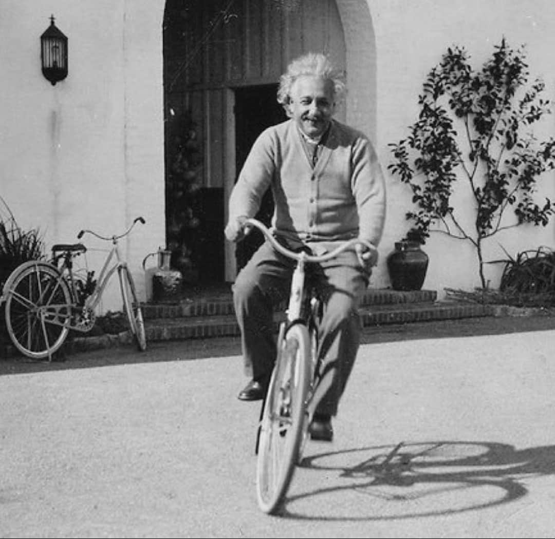 アルベルト・アインシュタインさんのインスタグラム写真 - (アルベルト・アインシュタインInstagram)「“People are like bicycles. They can keep their balance only as long as they keep moving.” – Albert Einstein #WorldBicycleDay2020」6月4日 6時07分 - alberteinstein