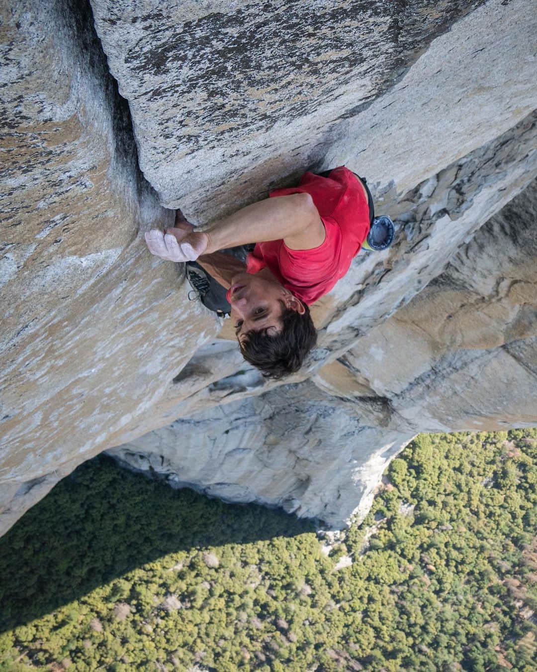 アレックス・オノルドのインスタグラム：「Today marks the 3 year anniversary of my free solo of El Cap. I’ve never worked harder for a climb and I’m still incredibly proud of my efforts. But current events have really helped remind me how privileged I am to be able to put my time and effort into quixotic dreams like El Cap.  Tonight I’ll be headed downtown to join demonstrators who are gathering for the 7th night in a row to protest the murder of George Floyd. Though really it seems that the protests are about a system that has undervalued black and brown lives for generations.  On a related note, we cast our mail in ballots in the June 9 Nevada elections yesterday. Most of the choices were for district judges, which are an important step in criminal justice reform. It seemed fitting to be voting for judges in the midst of nation wide protests around our dysfunctional justice system.  All that to say, I’m grateful that I’ve been able to spend most of my life climbing, but I’m still a US citizen and I still feel compelled to act toward a more just society. We’ll be demonstrating today, but just as importantly, we did our homework and voted. Small steps that hopefully lead to bigger changes… @jimmychin pic of the final pitches of Freerider.」