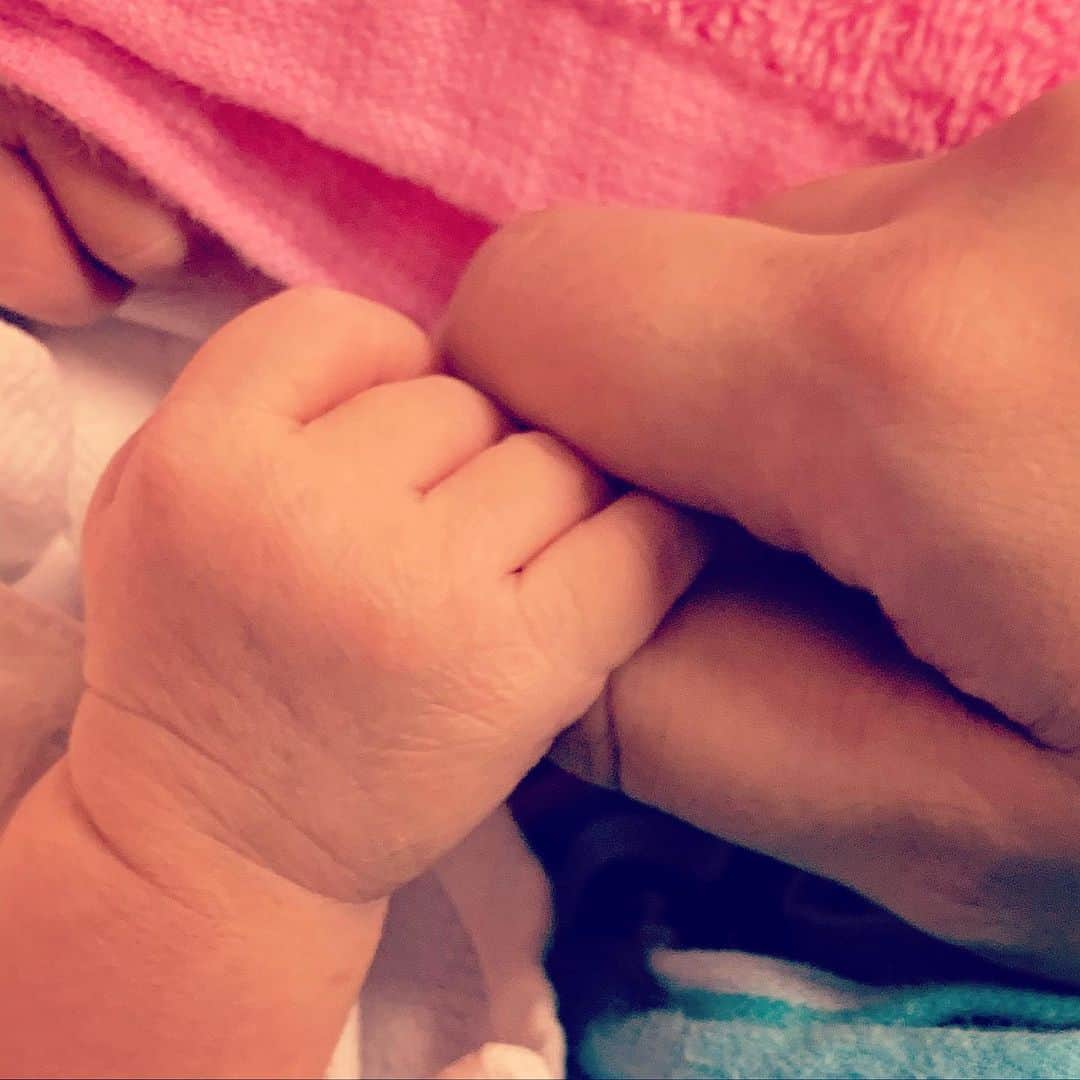 SATOKOさんのインスタグラム写真 - (SATOKOInstagram)「#baby #day3 #ねむし #腹痛し #赤ちゃんめっちゃいい匂い」6月4日 6時47分 - fc_satoko