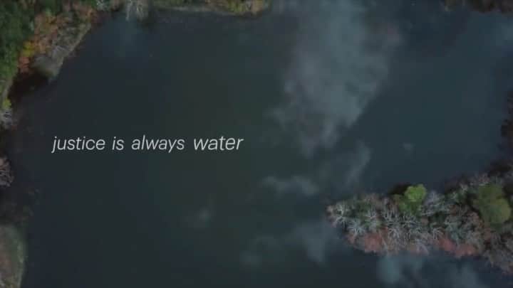 ロレンザ・イゾのインスタグラム：「“Protesting... is the body’s reaction to oppression” John M. Perkins. This documentary is just 20 minutes long, it tells the story of this man and his family- a story of resilience, bravery and redemption. He founded the John and Vera Mae Perkins foundation now located in Jackson, Mississippi but originally started here, in LA. I strongly recommend to watch it. You can view it on YouTube, it’s called REDEMPTION, directed by Greg Fromholz. And if you can, you may donate to their foundation, the work is focused on community development and racial reconciliation. The link for the website is in my bio.」