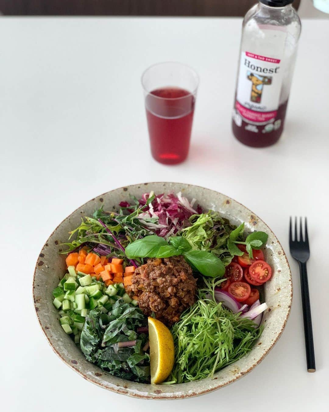 のインスタグラム：「・ ・ おはようモーニング☁️ 朝食は昨晩作ったキーマカレーでノーライスの キーマカレーサラダに冷蔵庫やベランダ菜園にある お野菜や、ハーブを刻み盛り付けるだけ  トレビス、赤サラダ菜、ミント、バジル、ミニトマト 赤玉ねぎ、パクチー、ケール、きゅうり、人参、赤水菜 サラダには軽く塩と、オリーブオイルとレモン回しかけて、ぜんぶを混ぜ混ぜしていただく  キーマカレーだいぶ辛口にしたから冷えた　@honest_jp のカフェインフリーのフルーツの甘みのあるブラック フォレストベリーハーバティーを合わせた  最近特に気をつけている『環境問題と食』 このアイスティーはオーガニック素材で作られていて 身体にも心にも優しいし、bottleはリユース出来て 地球環境にも良くフェアトレードに取り組んでいる  出来るだけethical、sustainable、fair tradeなど 企業理念に共感できる物を買うようにしている🌏  今日もすてきないちにちを😉 ・ ・ #life #おうちごはん #朝ごはん #キーマカレー　#ビオセボンで買ったソイミートと半々にしたよ　#ナッツかけ忘れたw @chihiro_nakamoto のスパイス @dishes_chihironakamoto のWednesdayを使用 #ノンカフェインアイスティ #drinktobehonest  #honesttea  #6月から　@bio_c_bon_japon で販売スタート　 #ビオセボン #biocbon #今日湿度89%だってw #yukoずキッチン」