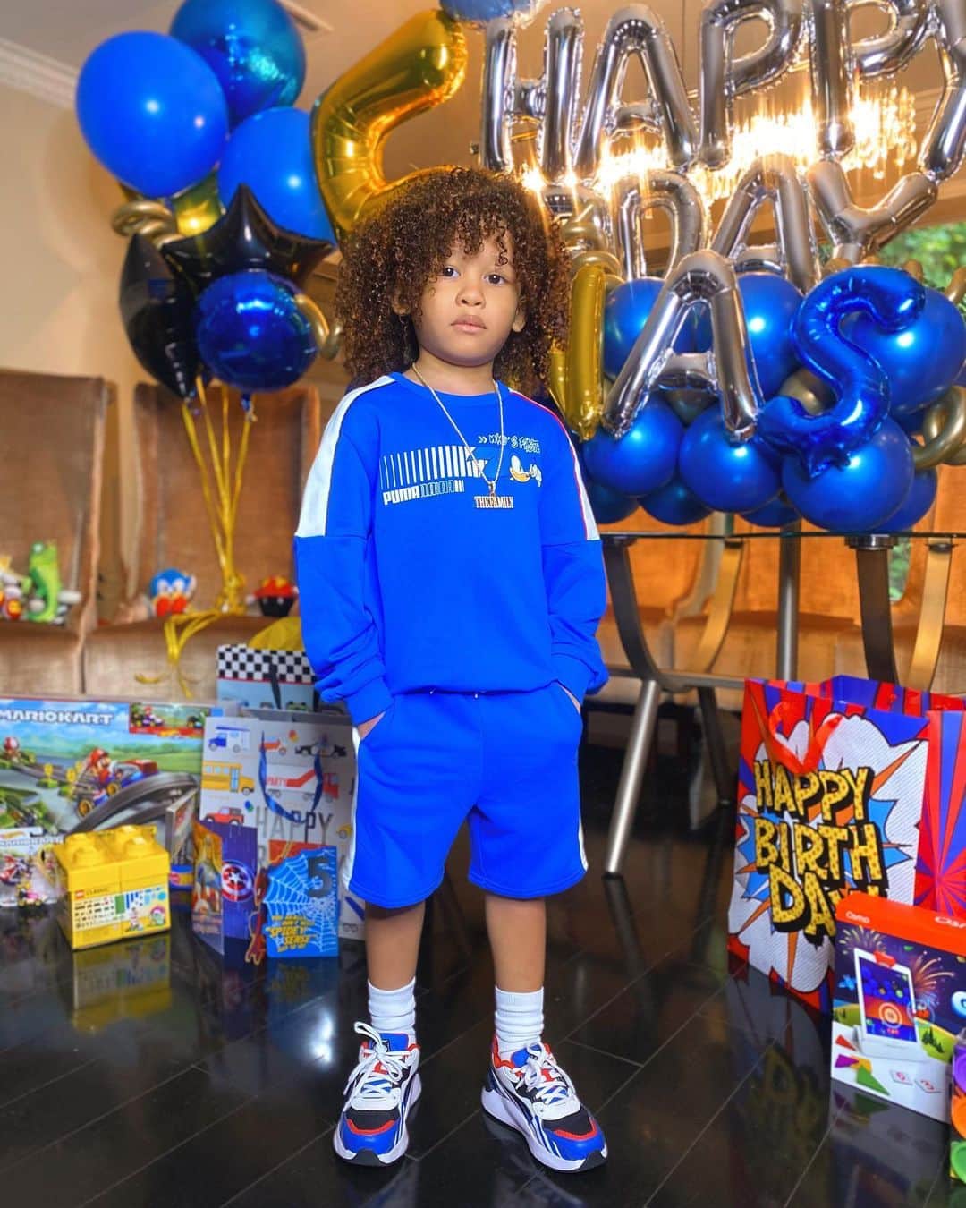 ファボラスのインスタグラム：「The Young Legend turned 5 yrs old yesterday @mrjonasjackson 🖤  Happy Birthday Jonas!!! 🎈」