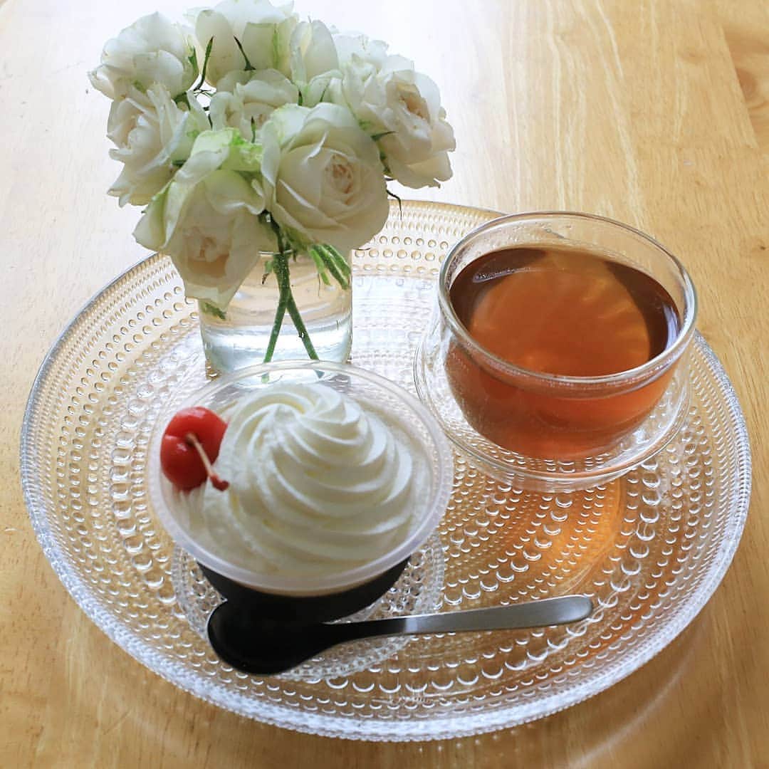 のインスタグラム：「おはようございます🙇 セブンのコーヒーゼリーはクリームがたっぷりです。ゼリーより多いのではと言うくらいです。  今日も仕事頑張ろう✨ ・ ・ ・ #おうち時間 #おうち喫茶 #おうちカフェ #コーヒーゼリー #コンビニスイーツ #カステヘルミ #foodphotography #foodpic #coffeejelly #sweets #sweetooth #igersjp #tokyocameraclub #dessert」