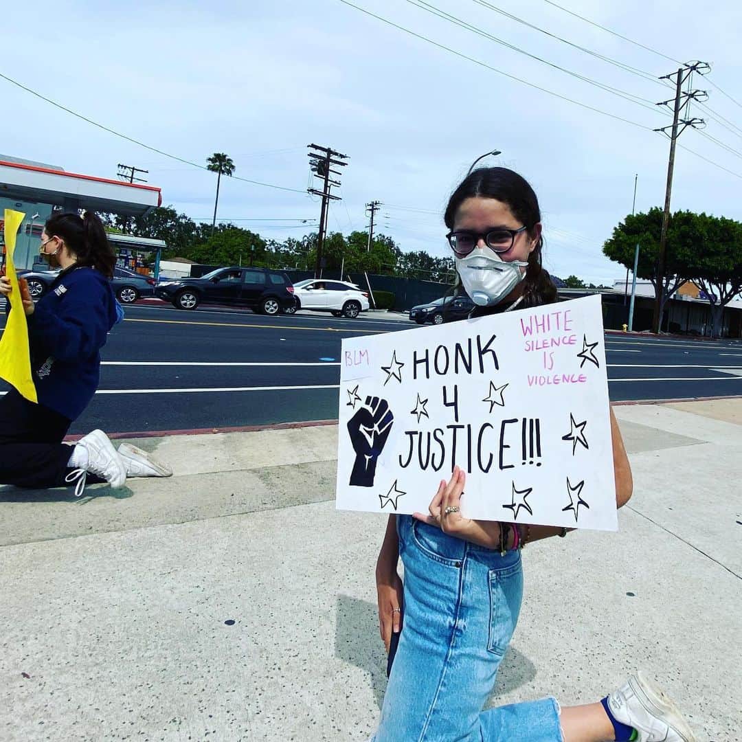 メアリー・マコーマックのインスタグラム：「My oldest daughter Margaret out there peacefully protesting. I’m so inspired by young people and how they are rising up.  We need them all now more than ever.  #blacklivesmatter」