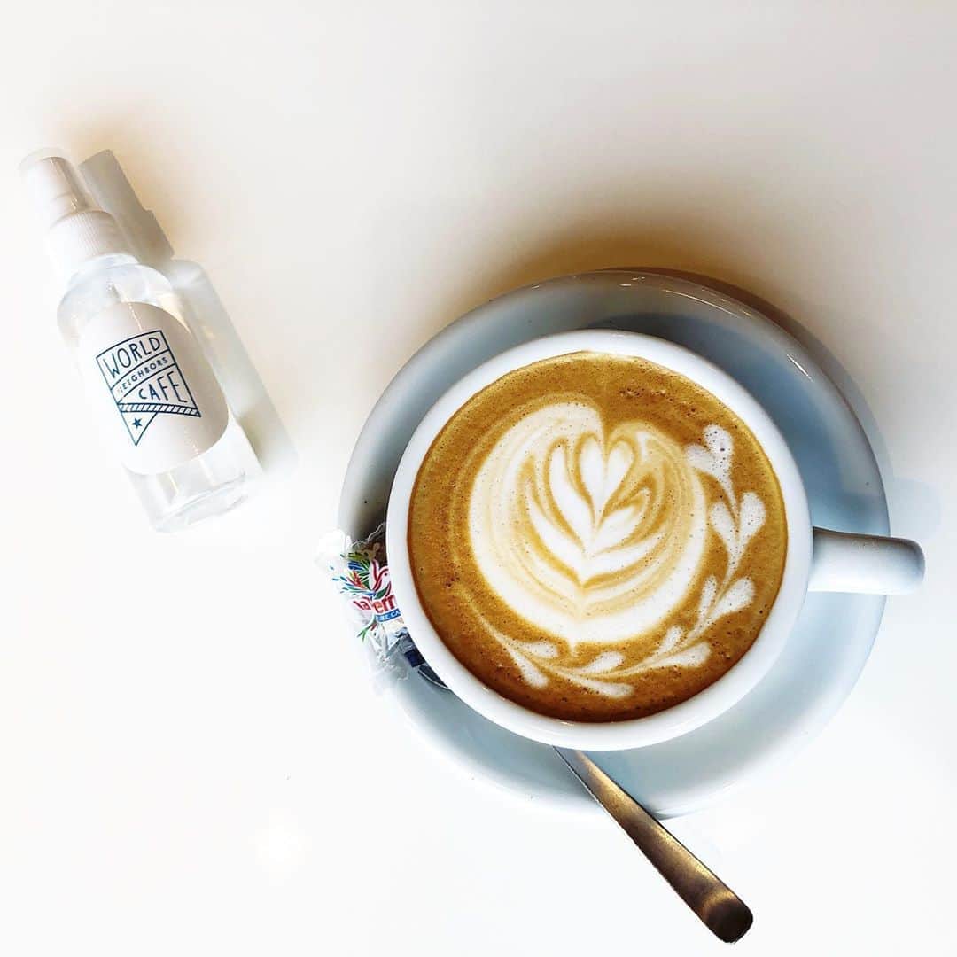 のインスタグラム：「☕️ . 美味しいお豆が届きました。 本日と明日、エスプレッソは いつもよりすっきりボディの ミディアムローストブレンドでお作りします:) テイクアウトはもちろん、 店内でお召し上がりの際は テーブル備え付けの消毒用アルコールをお使いください◎ . --------------------------- 平日 7:00〜21:00 L.O 休日 9:00〜21:00 L.O 定休日 毎月第1・第3水曜日 貸切パーティー要相談 WORLD NIGHBORS CAFE 03-5981-6211 ---------------------------」