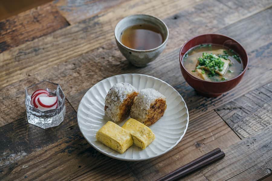 Nanaのインスタグラム：「. いつかの朝食。 シンプルでも滋味深いものが好き。 . . MBPが壊れた模様😨 今壊れると非常にマズイ事態。。 買い替えてから一年も経ってないはずなのに。」