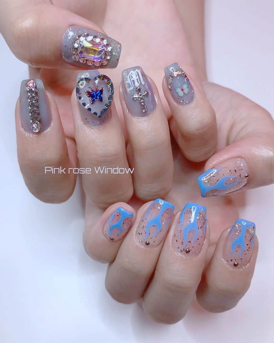 KAI32さんのインスタグラム写真 - (KAI32Instagram)「. 𝔅𝔩𝔲𝔢🦋🔩🕯☁️ . . . #pinkrosewindow #pink_rose_window  #bluenails  #bluenails💙  #clearnails  #clear #ブルーネイル #クリアネイル #ちぐはぐネイル #butterflynails  #ファイヤーネイル  #firenails」6月4日 13時36分 - kai32