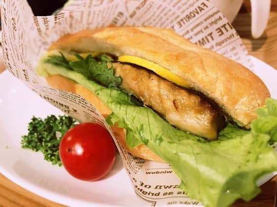 あつひろのインスタグラム：「久々のコレっ！！ 新しいコッペパンでリニューアル✨  #サバサンド #cocodetea #ランチ #JR大塚駅 #温泉紅茶 #まかない」