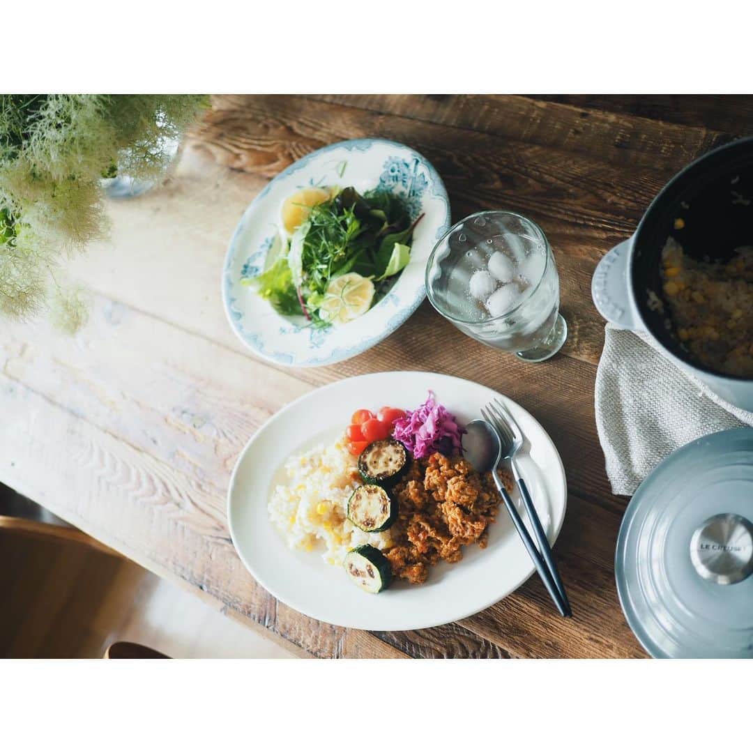 高山都さんのインスタグラム写真 - (高山都Instagram)「夏がいっぱいな午後。 毎年、季節がやってくるたび何度も何度も作るとうもろこしご飯はカレーとの相性抜群。 玄米と1:1で炊いてます。 これに黒胡椒とバター入れるのも美味しいのよねぇ。 ラン帰りに出会った立派なフェンネルは小夏とベビーリーフとあわせてサラダに。 カレーのトッピングは、こんがりジュワーっと焼いたズッキーニ。 #みやれゴハン　#とうもろこしご飯　#カレー　#キーマカレー　#おうちごはん」6月4日 13時31分 - miyare38