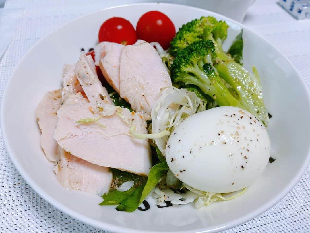 小川麻琴さんのインスタグラム写真 - (小川麻琴Instagram)「安定のベーグルランチ🥯💕 サラダには鶏胸肉と茹で卵のっけてタンパク質補給。 ビオカフェのきなこベーグル🥯 #ランチ  #サラダ #タンパク質大事  #きなこベーグル  #ビオカフェ  #パン大好き  #自分の機嫌は自分でとる #まことパン  #まことベーグル  #パンスタグラム」6月4日 13時32分 - 1029_makoto