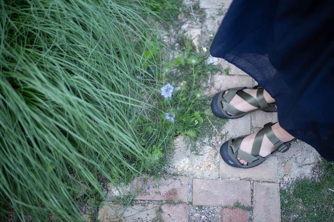 Naomiさんのインスタグラム写真 - (NaomiInstagram)「@keen_japan の　#zerraport2  色に惹かれてメンズにしたけれど、ワンピースとも相性がよくて嬉しい。  #Zerraport #DetoxOurPlanet #KEEN #キーン」6月4日 13時34分 - nao1223