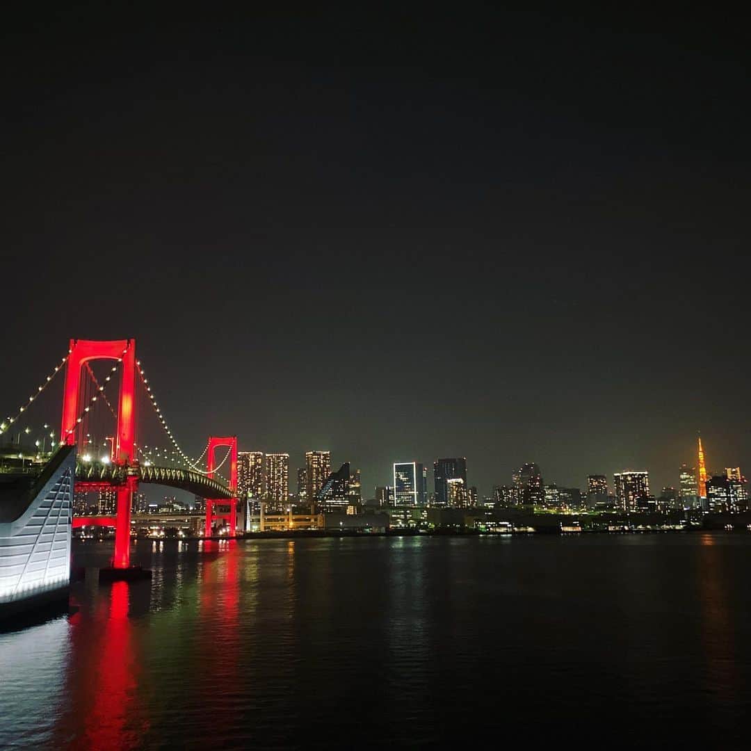 run+さんのインスタグラム写真 - (run+Instagram)「一昨日ついに発動された #東京アラート 🚨 今回は都民に警戒を呼び掛ける意味だそう。  真っ赤に輝く #レインボーブリッジ 美しいけど異様  今後さらに感染状況が悪化し、週平均で1日当たり50人以上となるなど、定められた目安を上回るようなことになると自粛や休業が再要請を検討だそう… 【感染しない・させない】 "再要請"とならないよう 今一度、改めて気持ちを強く✨ #コロナに負けるな  今日も　#同じ空の下　#ヒトリデハシロウ #医療従事者に感謝  #いまわたしができること #runのために今できること #走れるって幸せ　#走れるって当たり前じゃない  #ラン #ランニング #RUN #running #ゆるラン #街ラン #街RUN #ランニング女子 #GARMIN #ナイキ #ハシリマスタグラム #ハシリマシタグラム #ぼっちラン #帰宅ラン #Runday #RunLovesLife #runstagram @runplus #aday  The world is currently being damaged by COVID-19, but under the same sky, I have one feeling. Now, let's enjoy running alone. I think there will be a day when everyone can laugh and run again For that day.  #globalrunningday #KeepOnRunning 📍Tokyo」6月4日 8時07分 - runplus