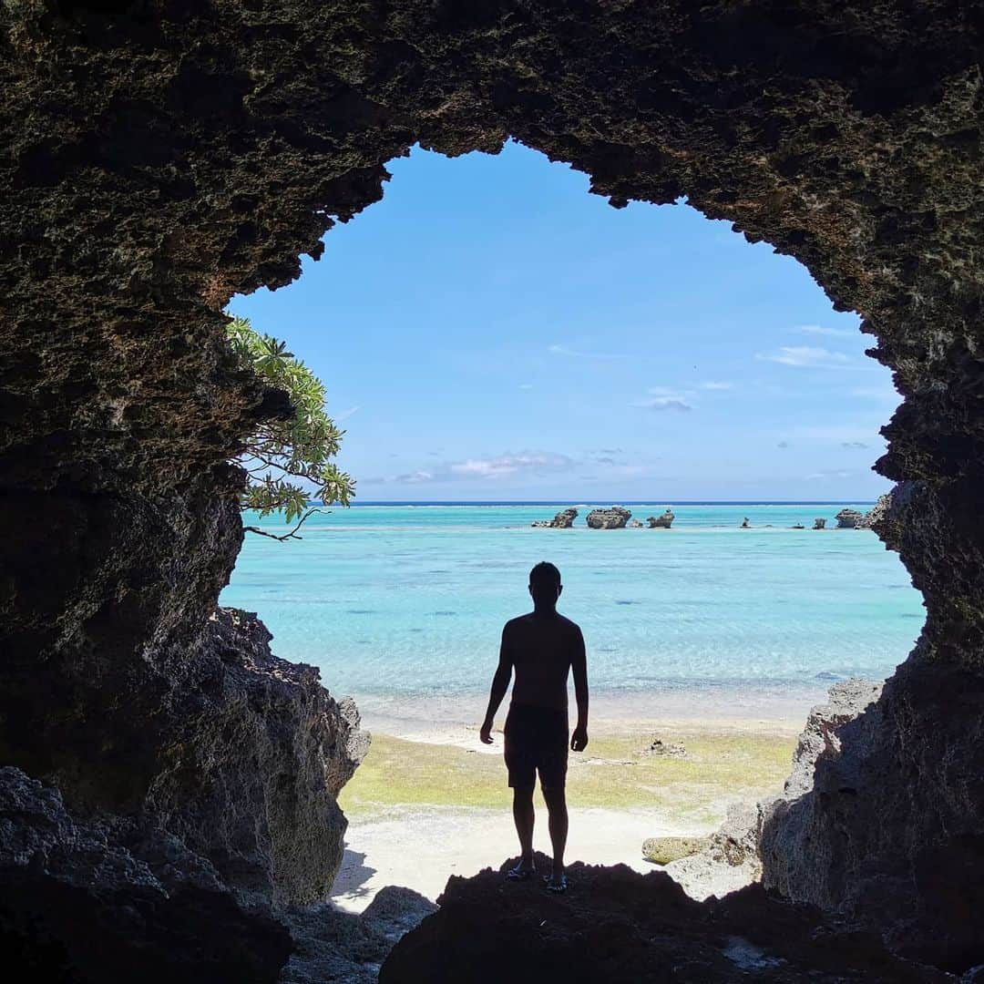 中園健士さんのインスタグラム写真 - (中園健士Instagram)「日本一綺麗な海、 与論島に１ヶ月います。  星空は流れ星が ビュンビュン。  百合ヶ浜は世界一やないか？ と思えるレベル。  朝日も観てるだけで 幸せになります。  生きてて良かった。  #与論島  #与論島観光  #与論  #与論島旅行  #与論島の海  #星空フォト  #星空  #星空撮影  #流れ星 #日本の絶景  #絶景スポット  #絶景ポイント  #島人  #感動をありがとう  #感動した  #感動で涙  #感謝しかない  #バックパッカー旅  #バックパッカー #バックパッカー1人旅  #バックパッカー女子」6月4日 8時21分 - nakazono.kenji